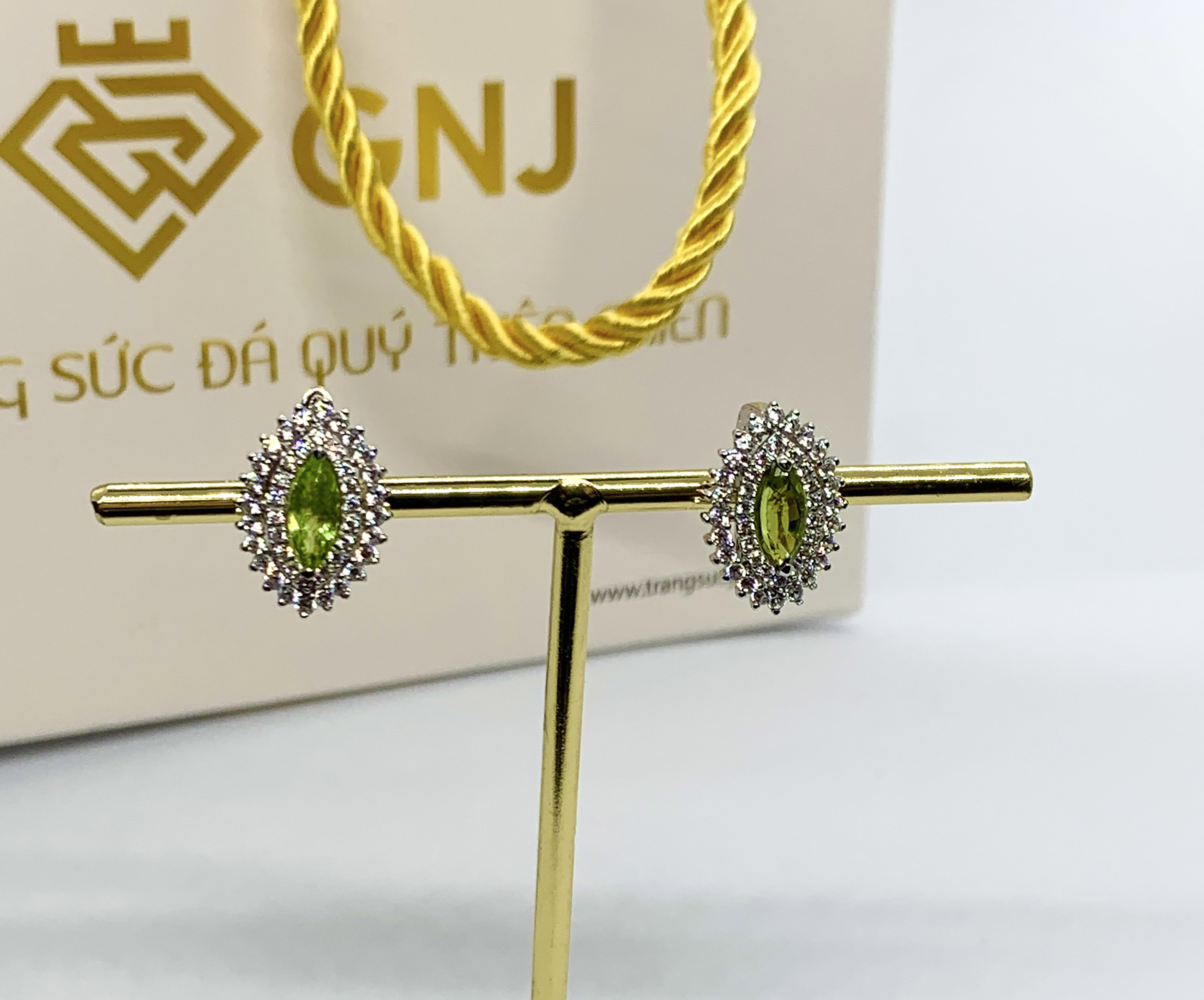 Hoa tai vàng trắng 10k đính đá Peridot