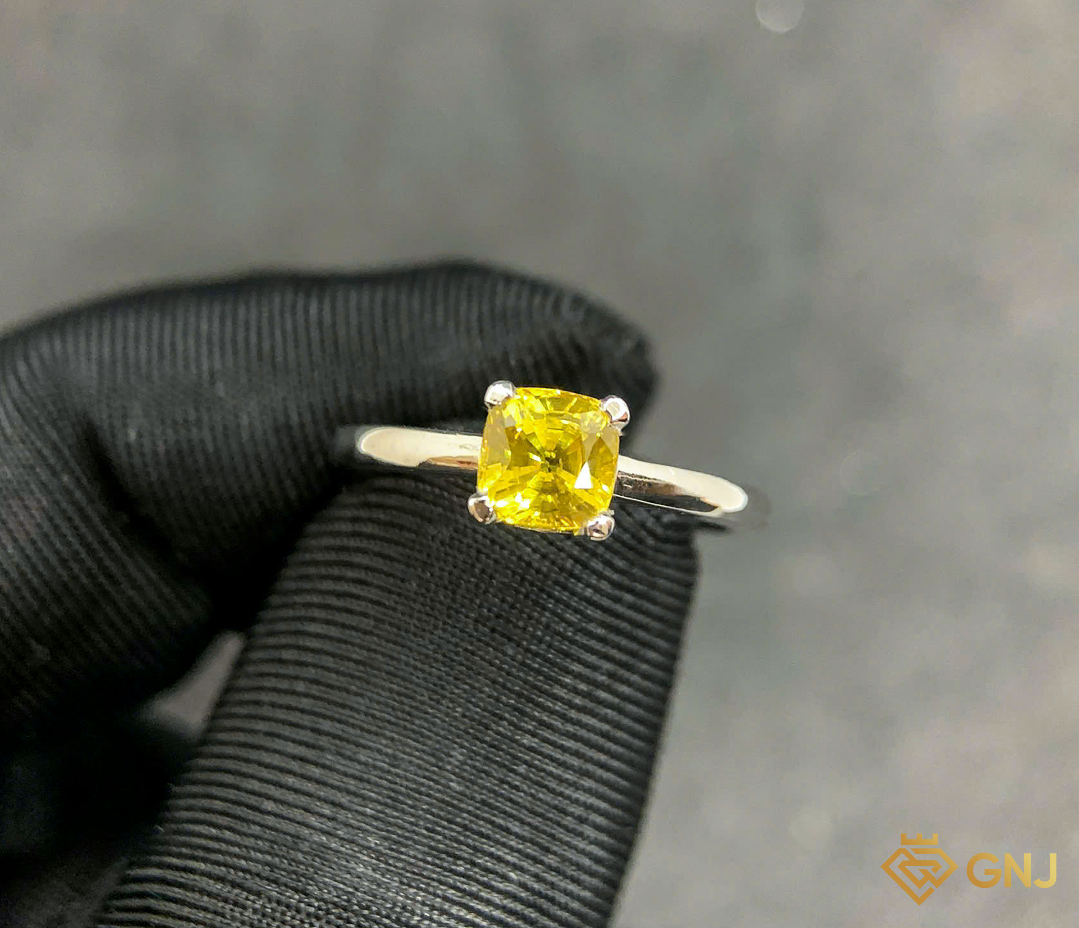 Nhẫn vàng đính đá Sapphire vàng tự nhiên