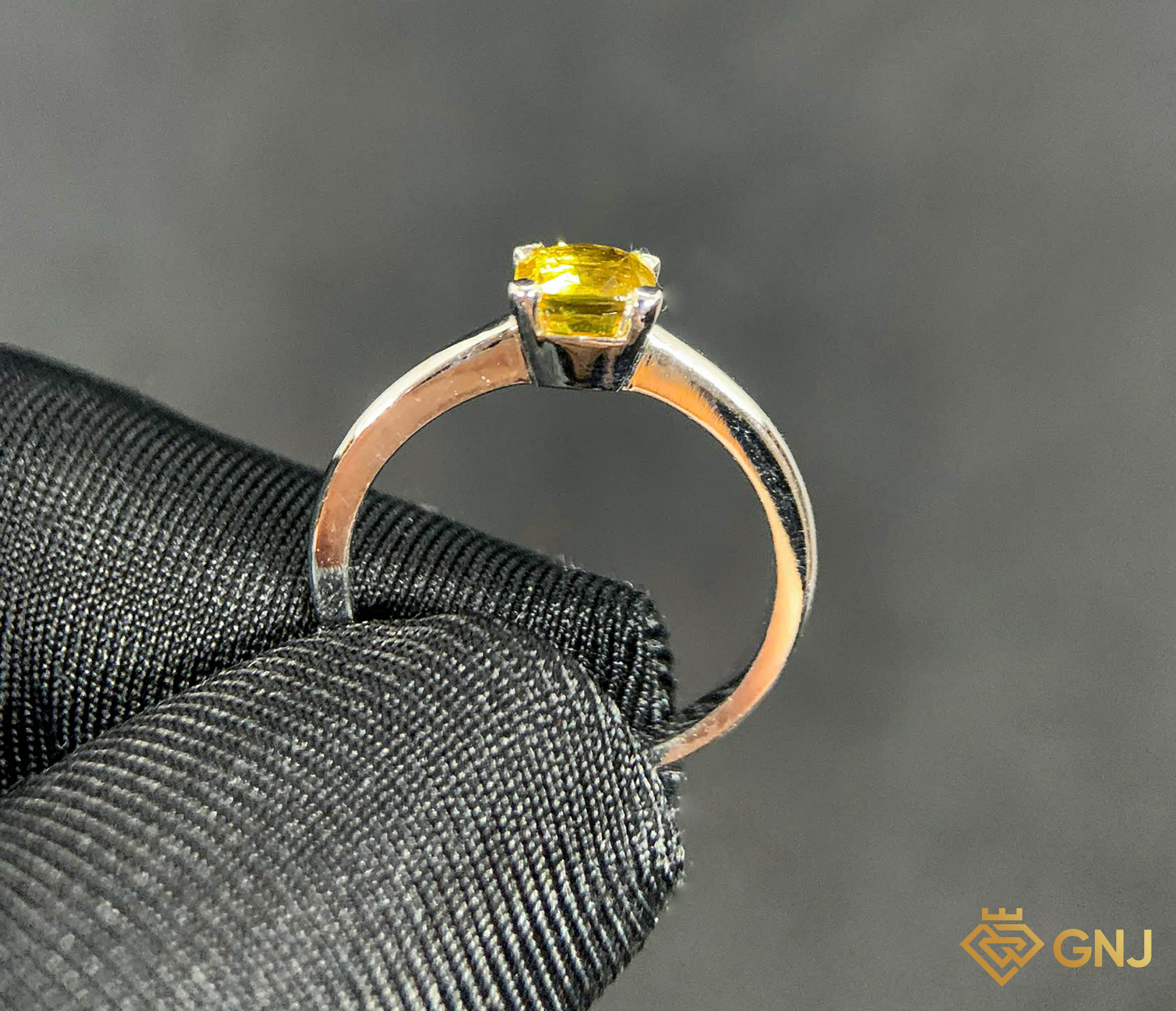Nhẫn vàng đính đá Sapphire vàng tự nhiên