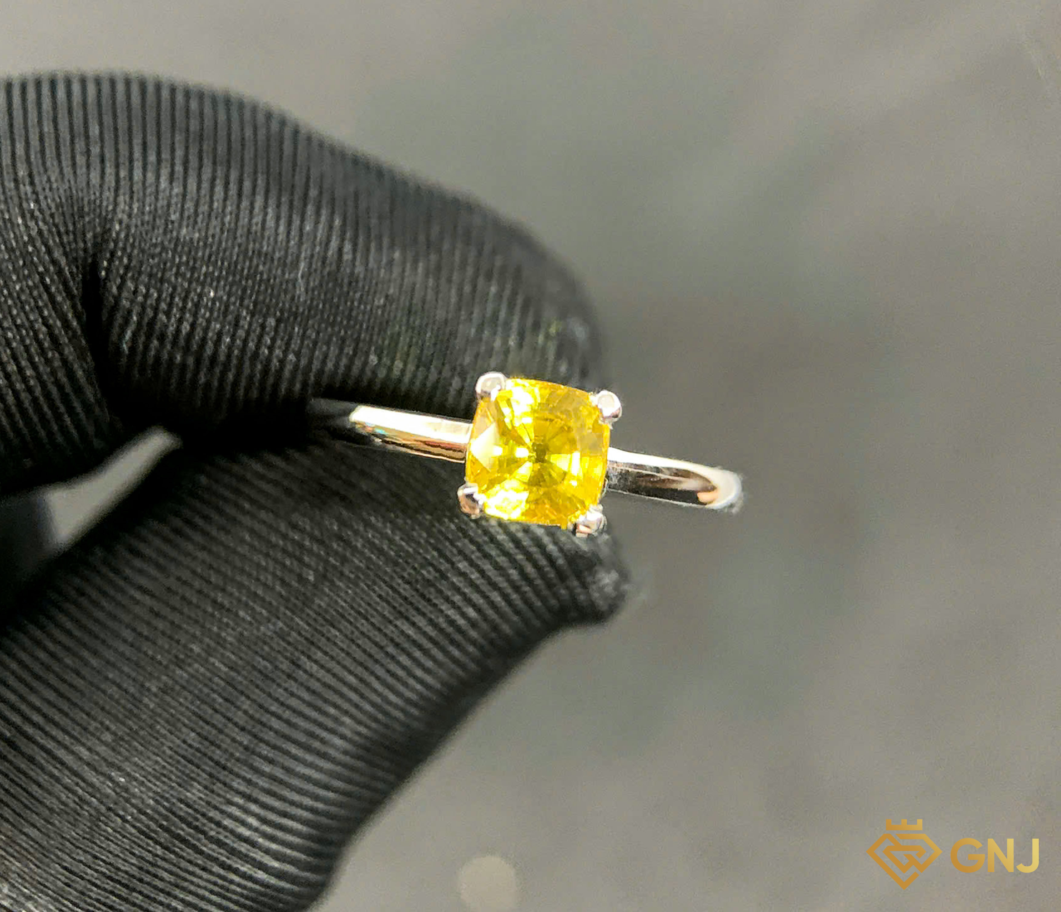Nhẫn vàng đính đá Sapphire vàng tự nhiên