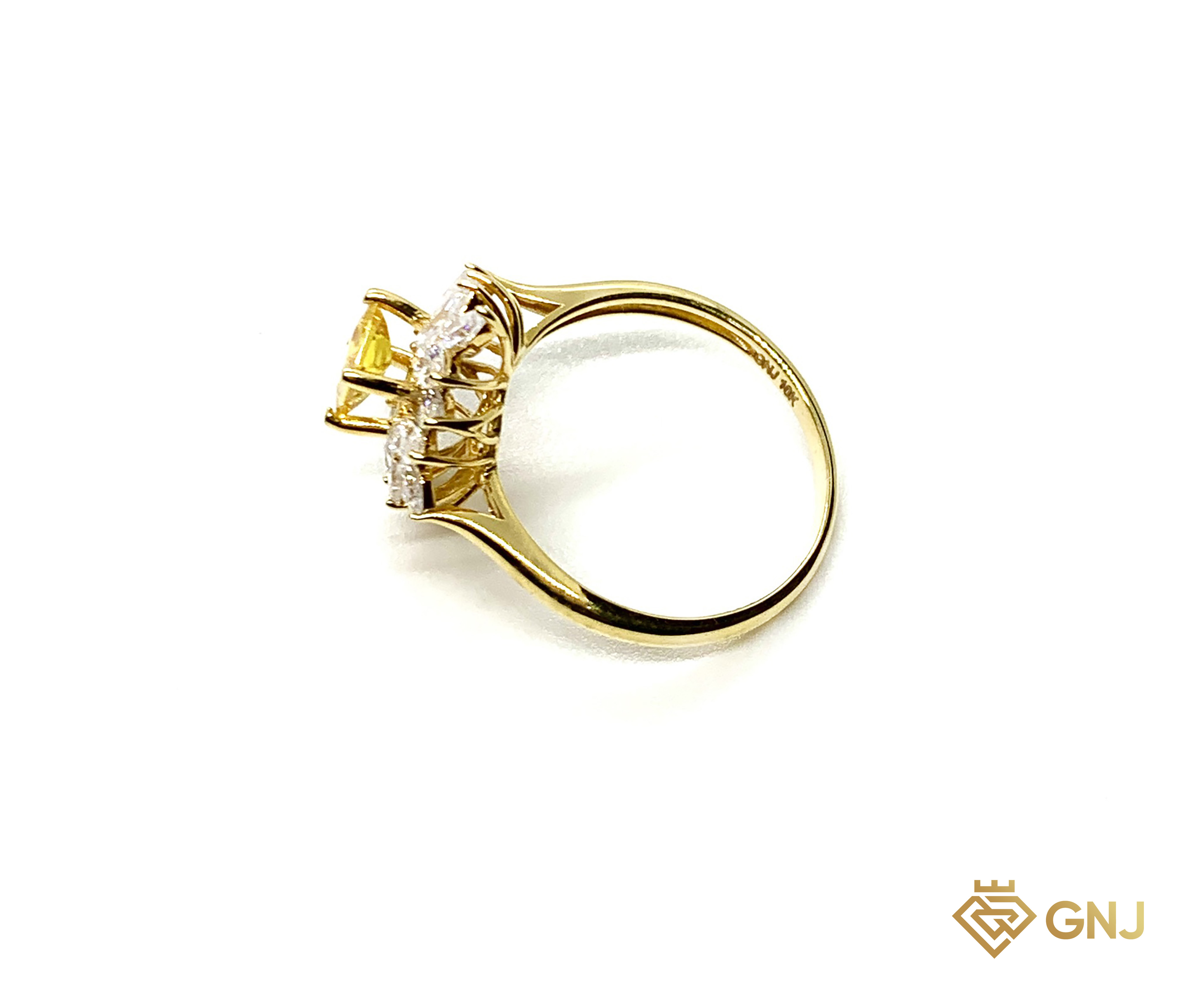 Nhẫn Đính Đá Sapphire Vàng Thịnh Vượng — mặt bên