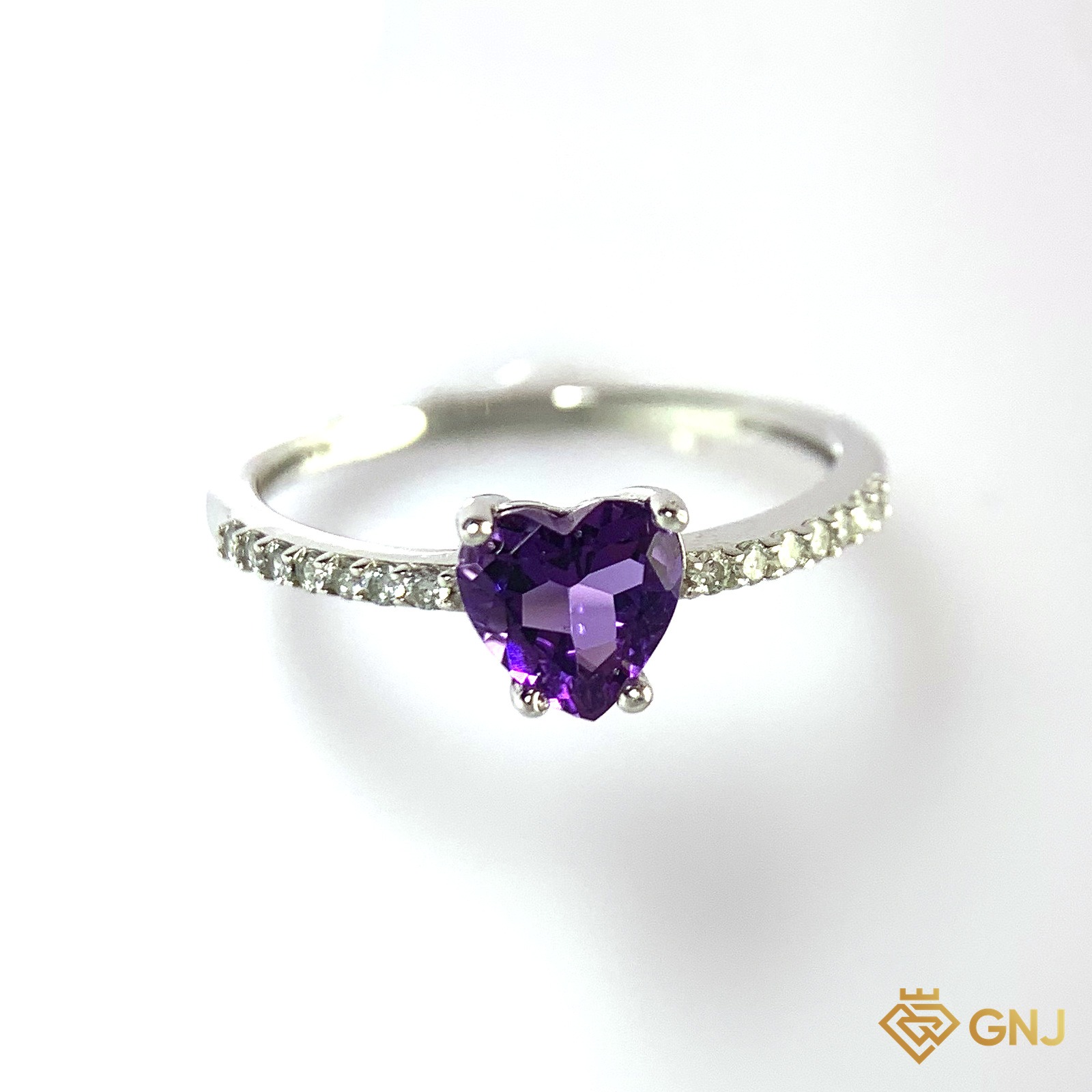 Nhẫn Bạc Xi Vàng Trắng Đính Đá Amethyst Tự Nhiên — góc nghiêng thấy rõ ổ đá và thân nhẫn