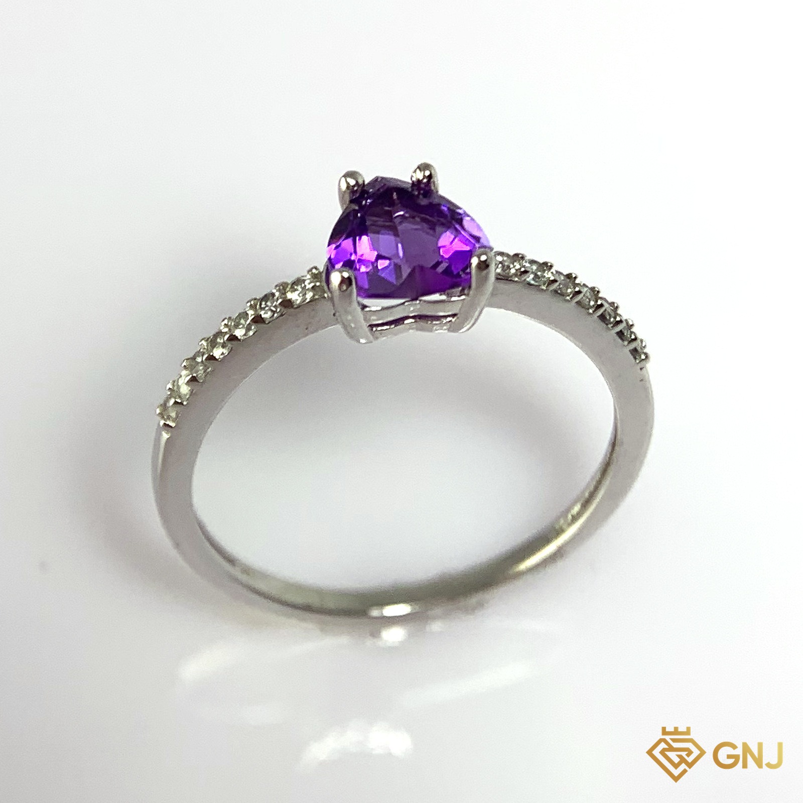 Nhẫn Bạc Xi Vàng Trắng Đính Đá Amethyst Tự Nhiên — góc nghiêng thứ hai thấy chi tiết đai nhẫn