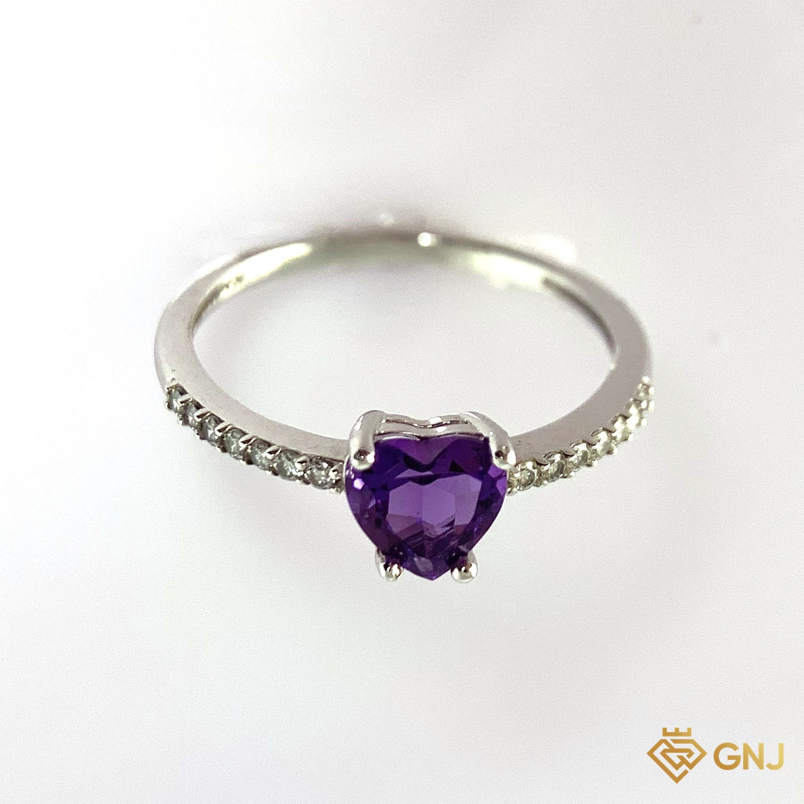 Nhẫn Bạc Xi Vàng Trắng Đính Đá Amethyst Tự Nhiên — cận cảnh viên đá chủ