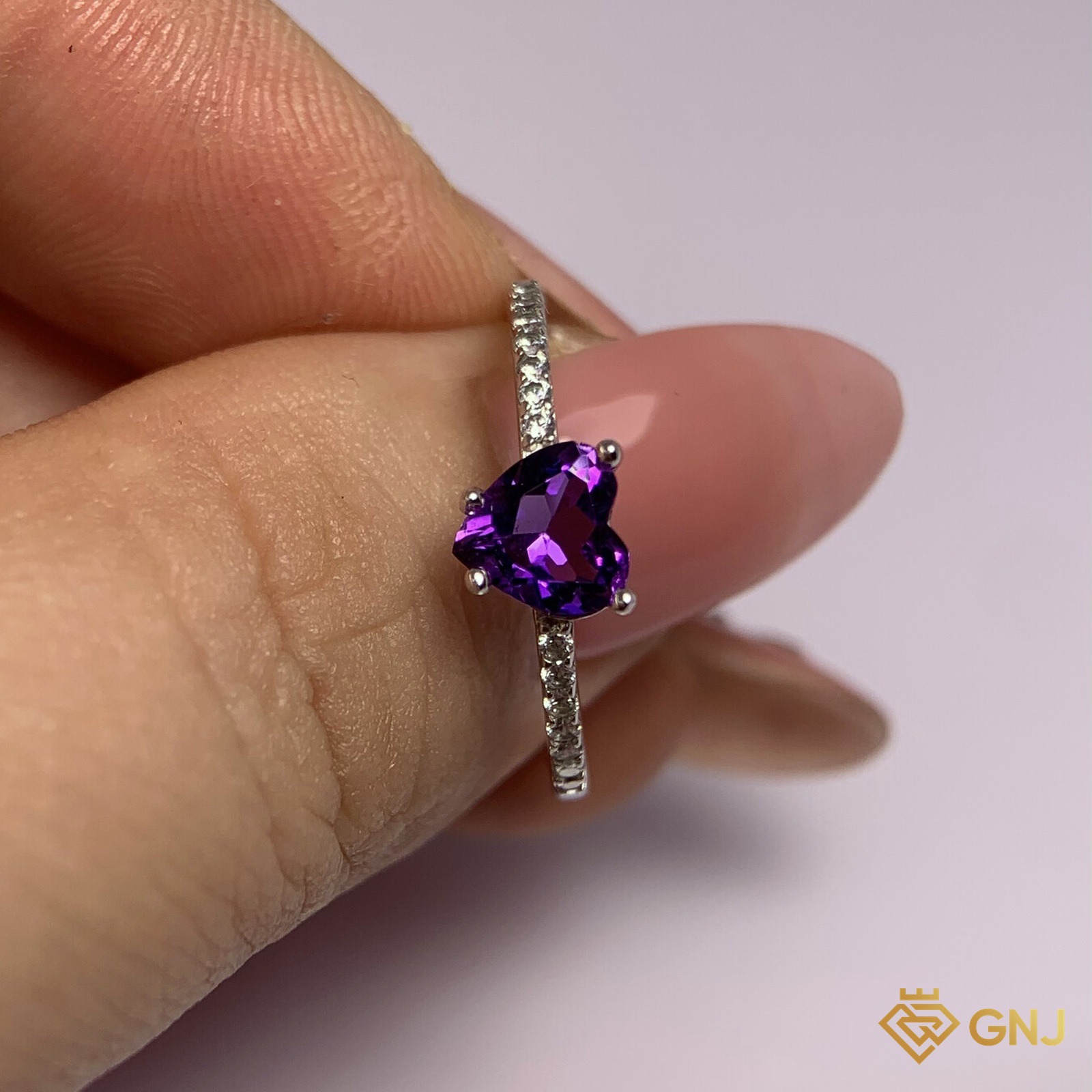Nhẫn Bạc Xi Vàng Trắng Đính Đá Amethyst Tự Nhiên — đeo trên tay để so kích thước thật