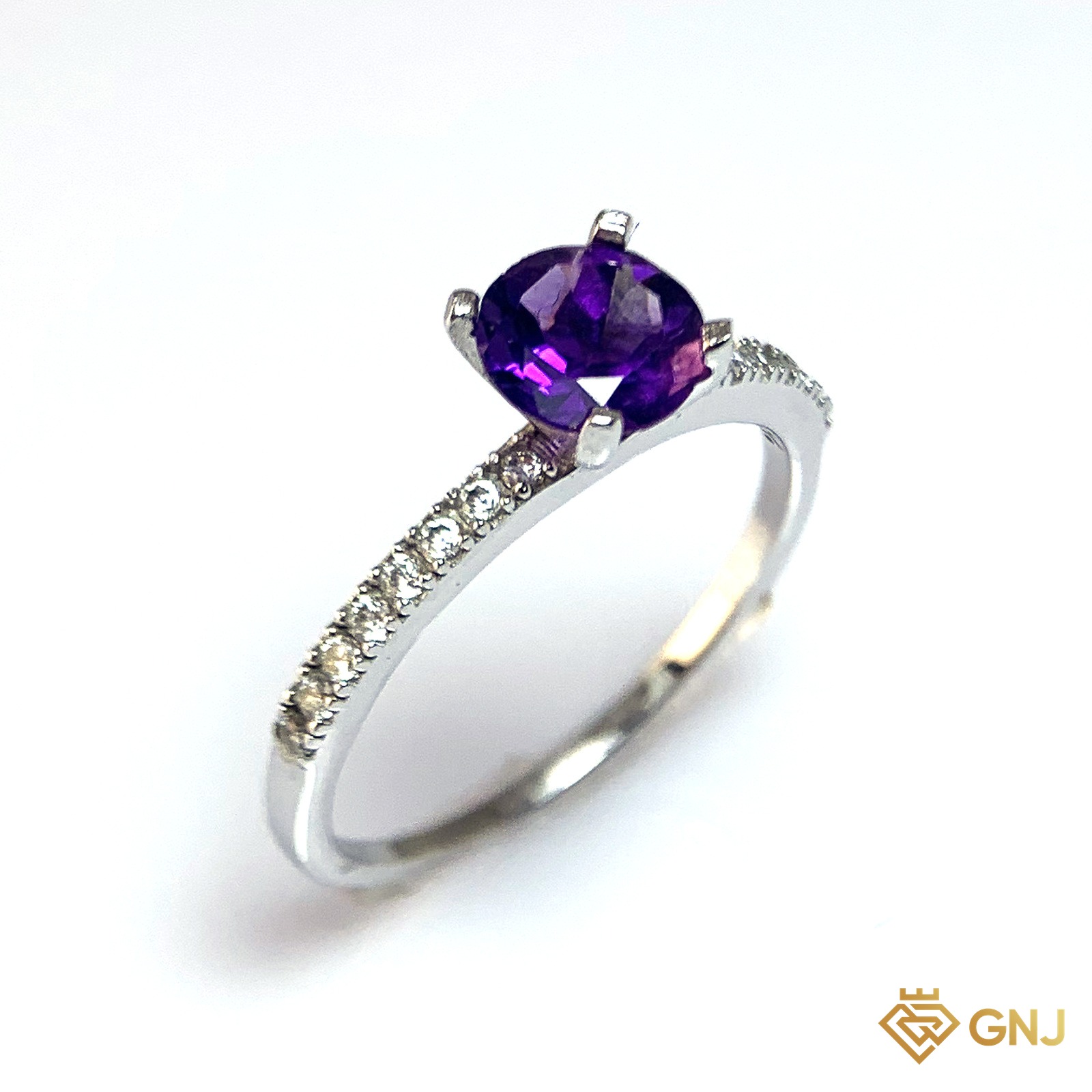 Nhẫn Bạc Xi Vàng Trắng Đính Đá Amethyst Tự Nhiên — góc nghiêng thứ hai thấy chi tiết đai nhẫn