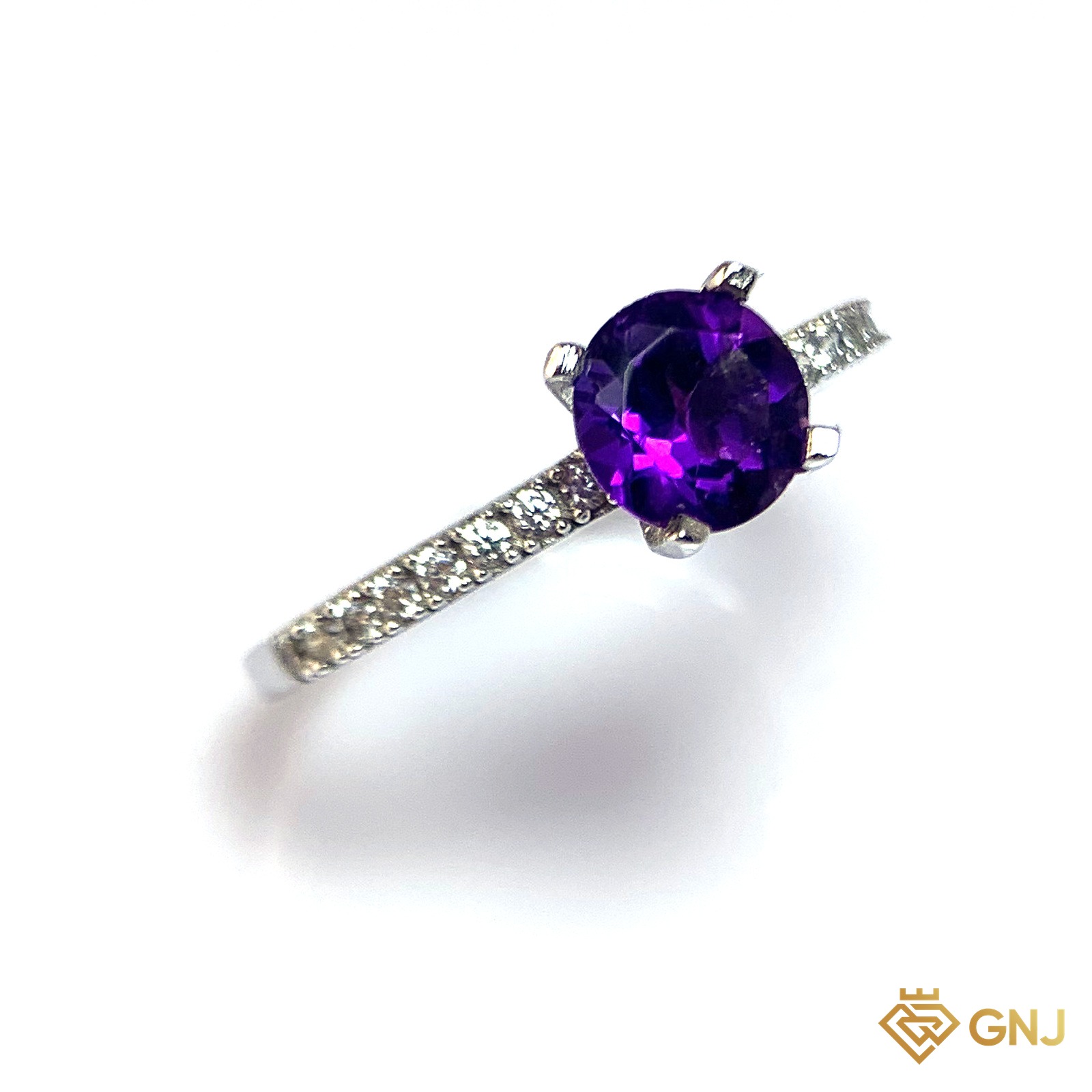 Nhẫn Bạc Xi Vàng Trắng Đính Đá Amethyst Tự Nhiên — cận cảnh viên đá chủ