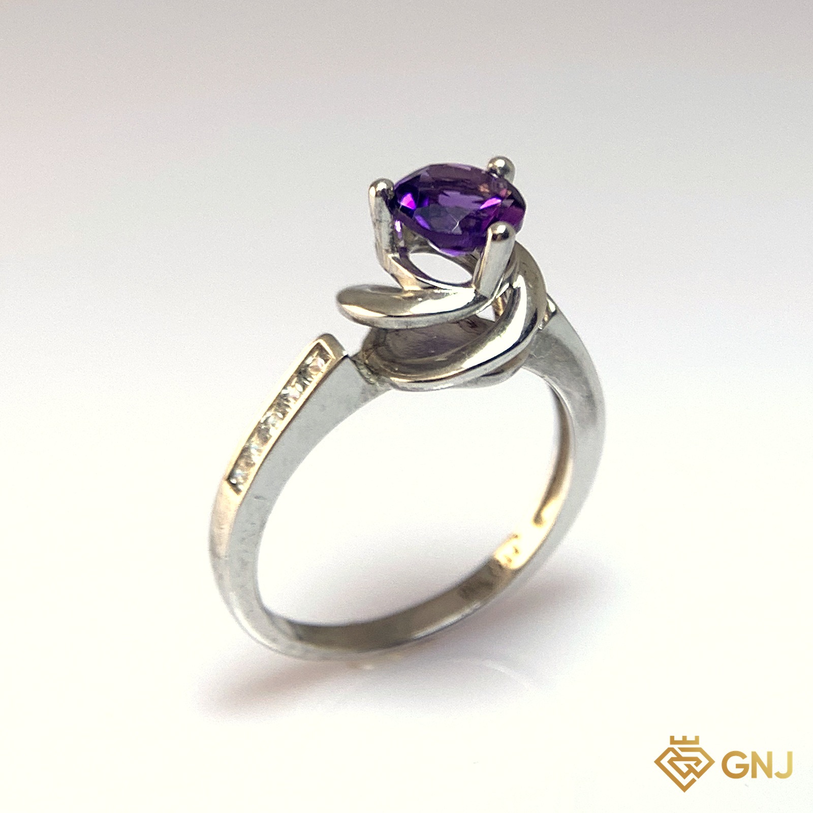 Nhẫn Bạc Xi Vàng Trắng Đính Đá Amethyst Tự Nhiên — ảnh chính diện trên nền trắng