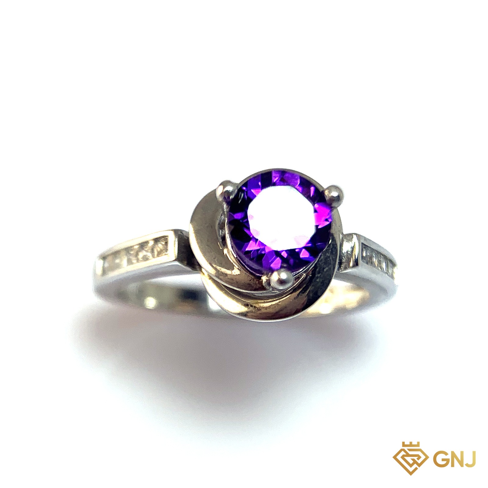 Nhẫn Bạc Xi Vàng Trắng Đính Đá Amethyst Tự Nhiên — góc nghiêng thấy rõ ổ đá và thân nhẫn