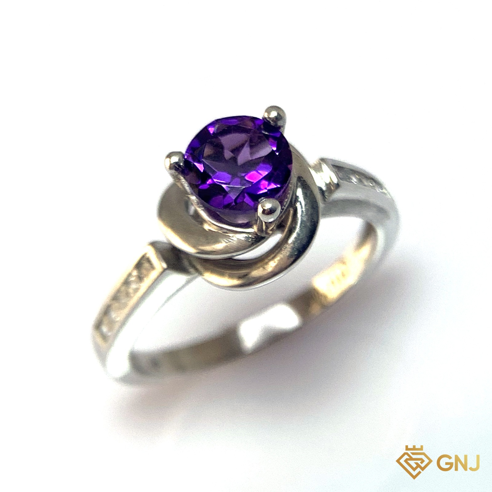 Nhẫn Bạc Xi Vàng Trắng Đính Đá Amethyst Tự Nhiên — góc nghiêng thứ hai thấy chi tiết đai nhẫn
