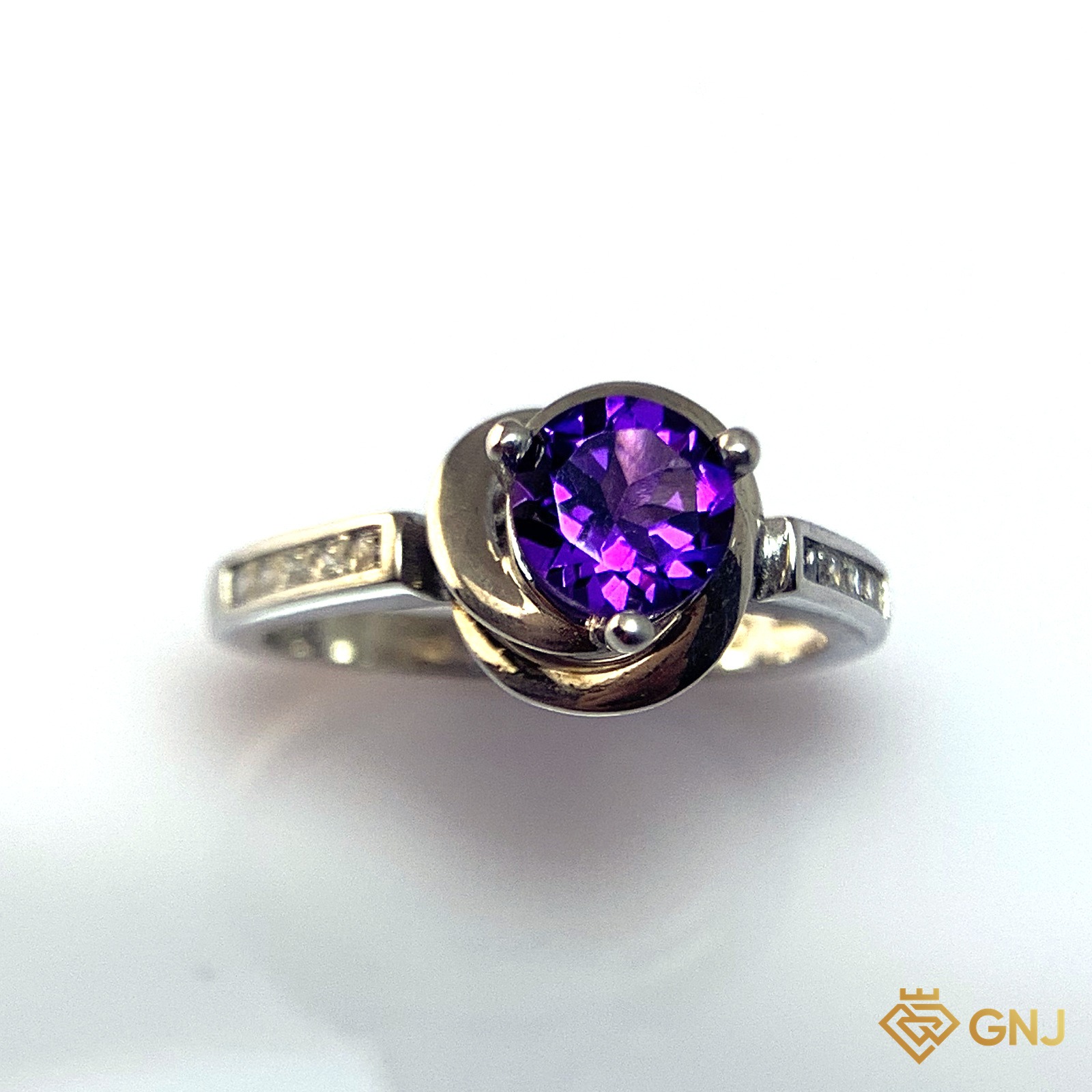 Nhẫn Bạc Xi Vàng Trắng Đính Đá Amethyst Tự Nhiên — cận cảnh viên đá chủ
