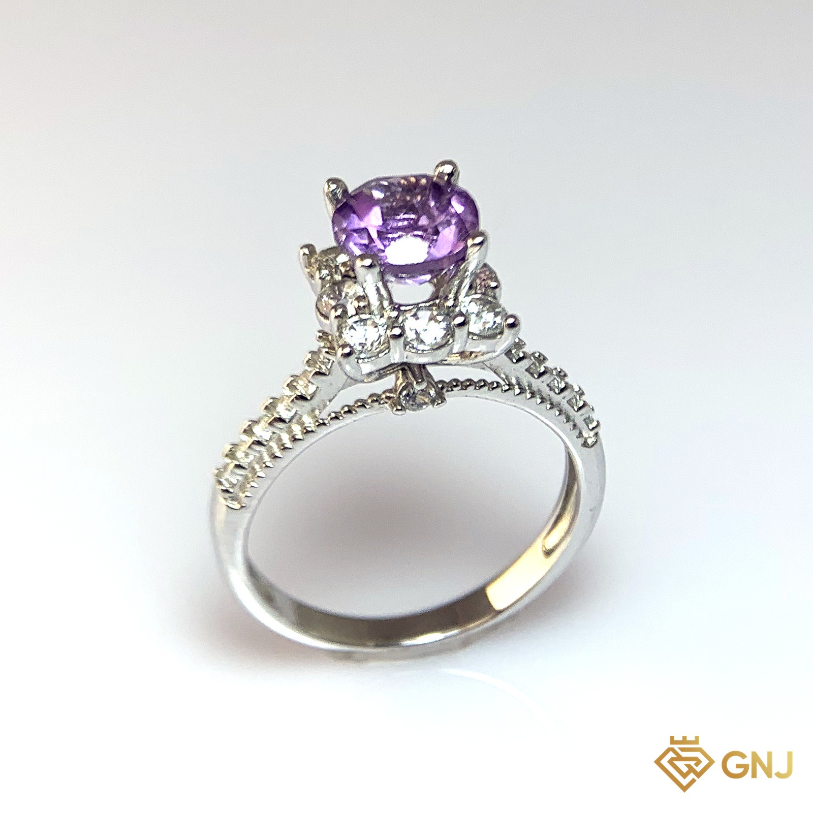 Nhẫn Bạc Xi Vàng Trắng Đính Đá Amethyst Tự Nhiên — góc nghiêng thấy rõ ổ đá và thân nhẫn