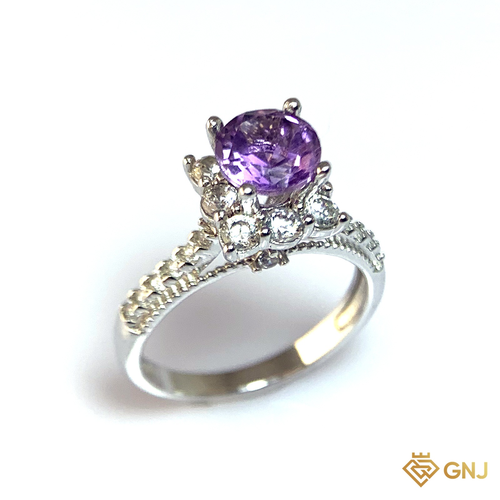 Nhẫn Bạc Xi Vàng Trắng Đính Đá Amethyst Tự Nhiên — góc nghiêng thứ hai thấy chi tiết đai nhẫn