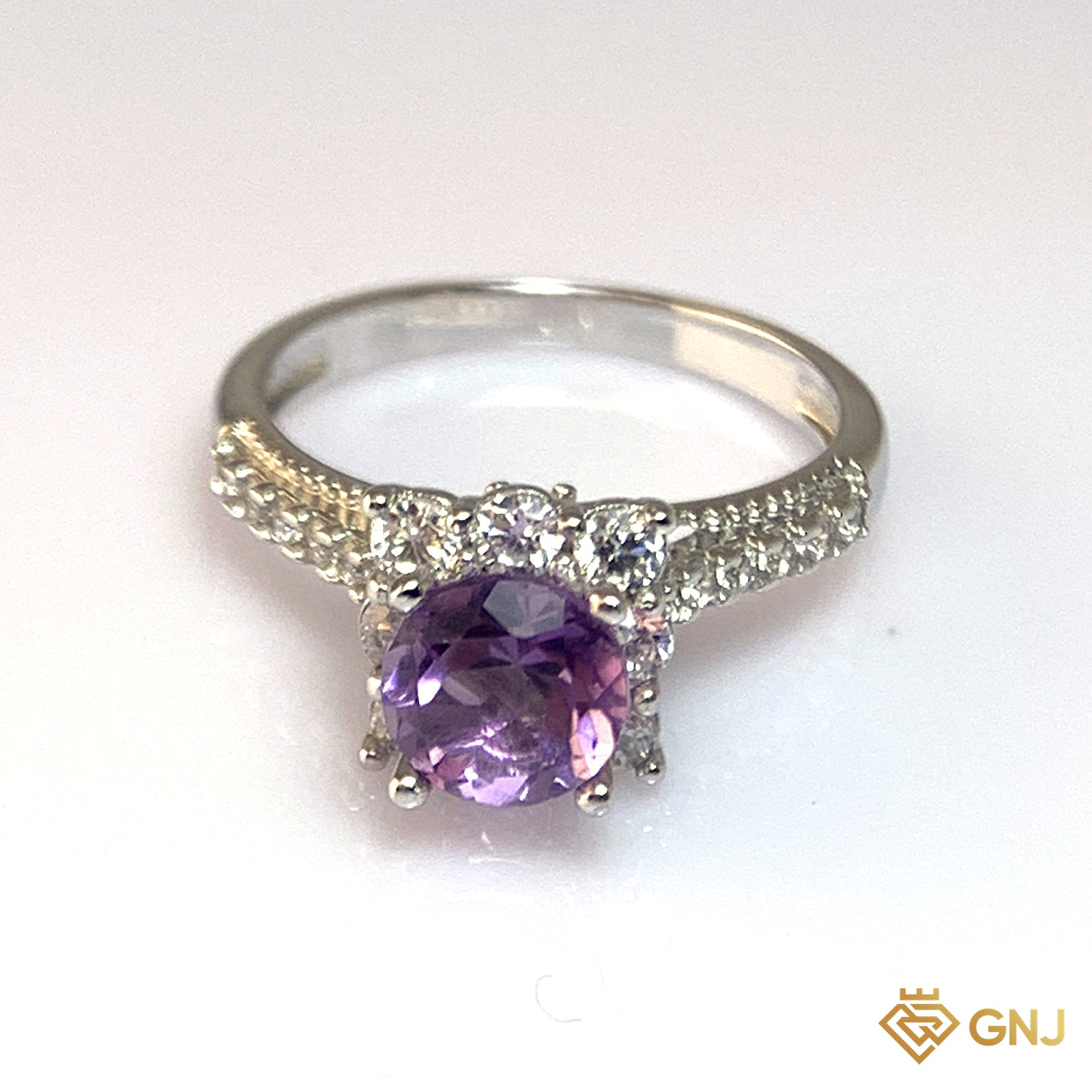 Nhẫn Bạc Xi Vàng Trắng Đính Đá Amethyst Tự Nhiên — cận cảnh viên đá chủ