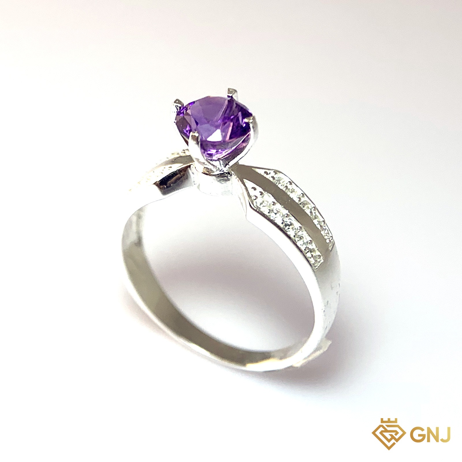 Nhẫn Bạc Xi Vàng Trắng Đính Đá Amethyst Tự Nhiên — ảnh chính diện trên nền trắng