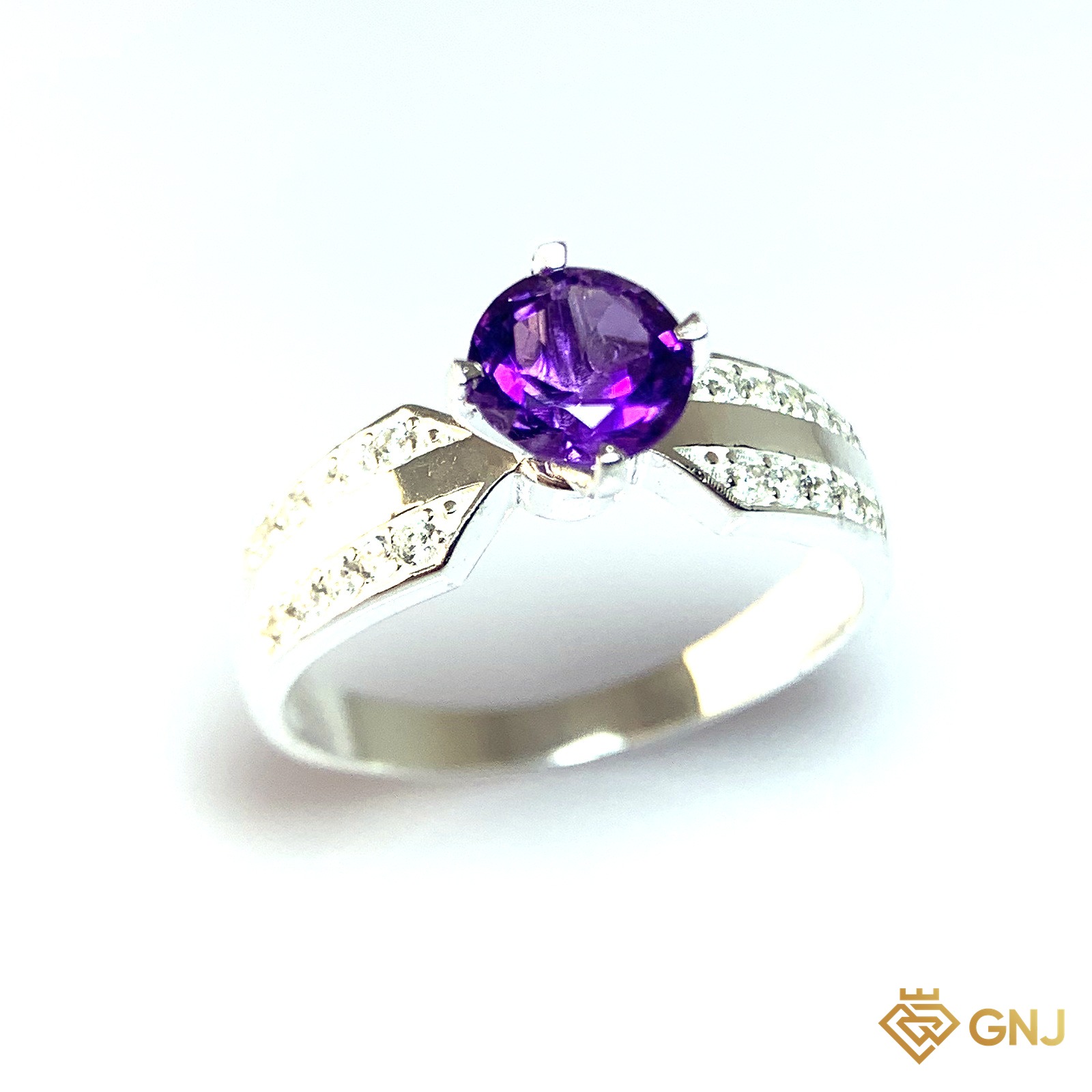 Nhẫn Bạc Xi Vàng Trắng Đính Đá Amethyst Tự Nhiên — góc nghiêng thấy rõ ổ đá và thân nhẫn