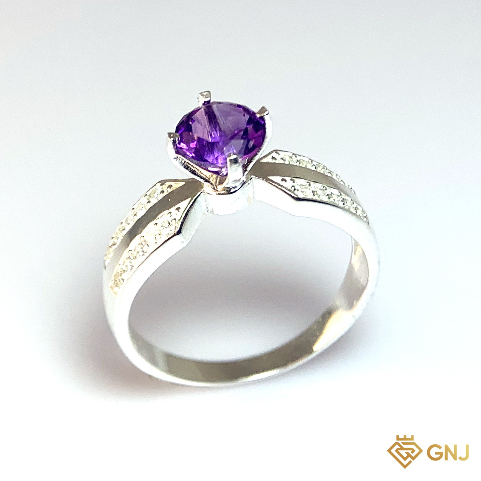 Nhẫn Bạc Xi Vàng Trắng Đính Đá Amethyst Tự Nhiên — góc nghiêng thứ hai thấy chi tiết đai nhẫn