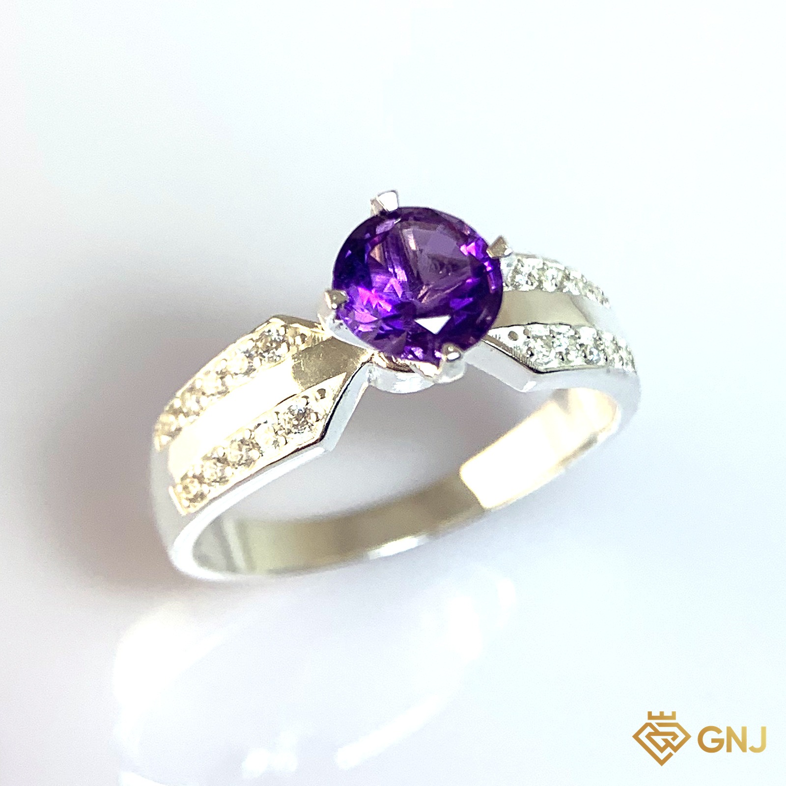 Nhẫn Bạc Xi Vàng Trắng Đính Đá Amethyst Tự Nhiên — cận cảnh viên đá chủ