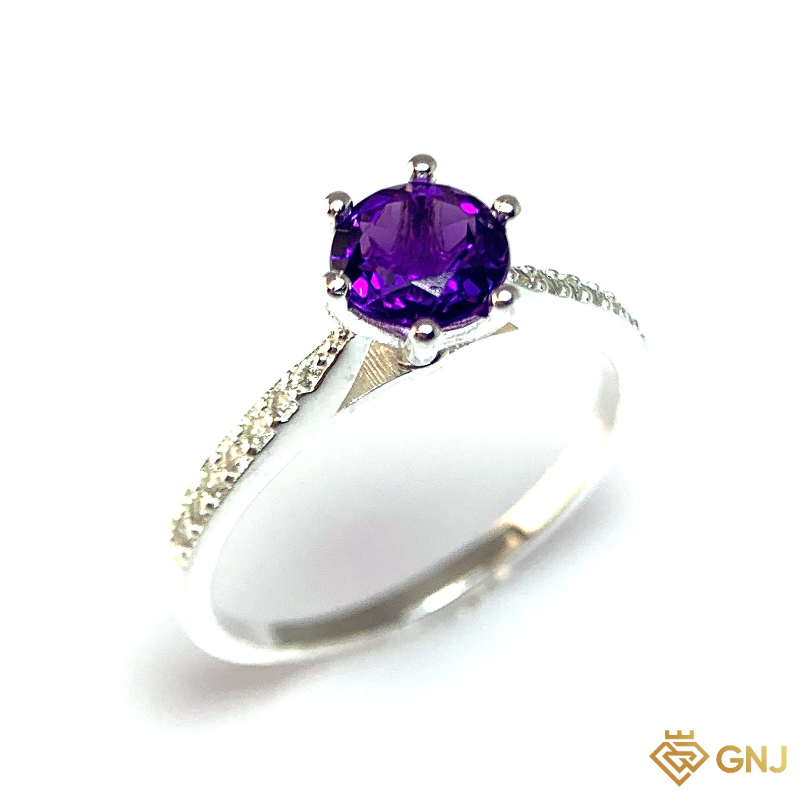 Nhẫn Bạc Xi Vàng Trắng Đính Đá Amethyst Tự Nhiên — góc nghiêng thấy rõ ổ đá và thân nhẫn