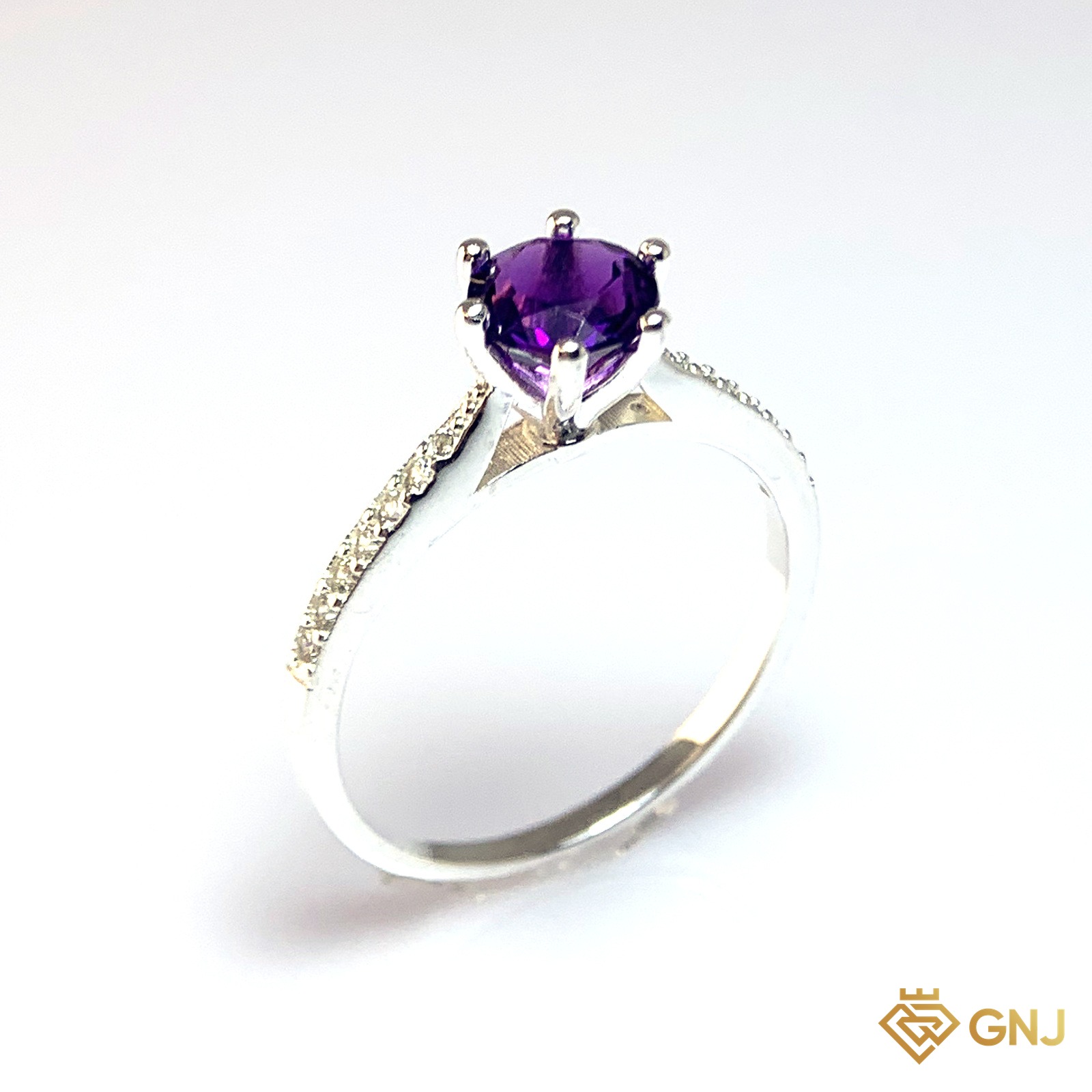 Nhẫn Bạc Xi Vàng Trắng Đính Đá Amethyst Tự Nhiên — góc nghiêng thứ hai thấy chi tiết đai nhẫn