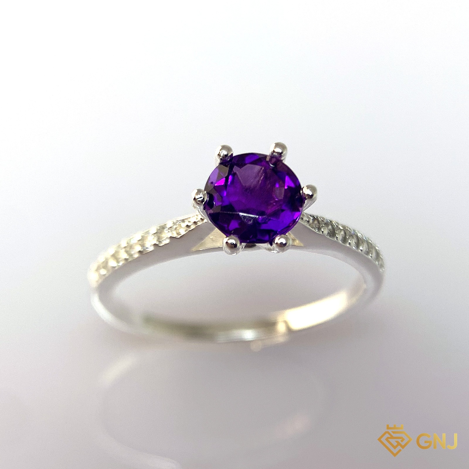 Nhẫn Bạc Xi Vàng Trắng Đính Đá Amethyst Tự Nhiên — cận cảnh viên đá chủ