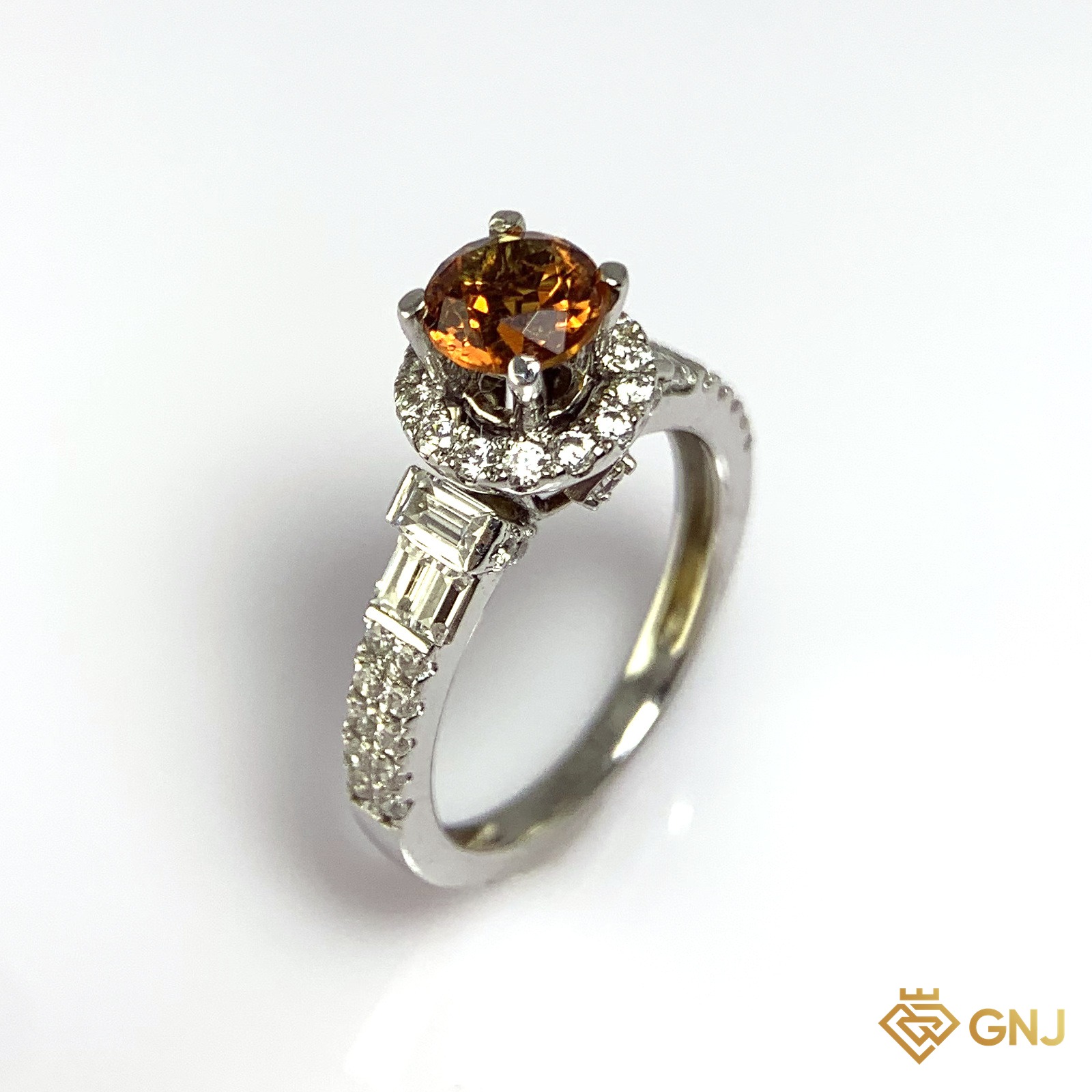 Nhẫn Bạc Xi Vàng Trắng Đính Đá Citrine Tự Nhiên — góc nghiêng thứ hai thấy chi tiết đai nhẫn