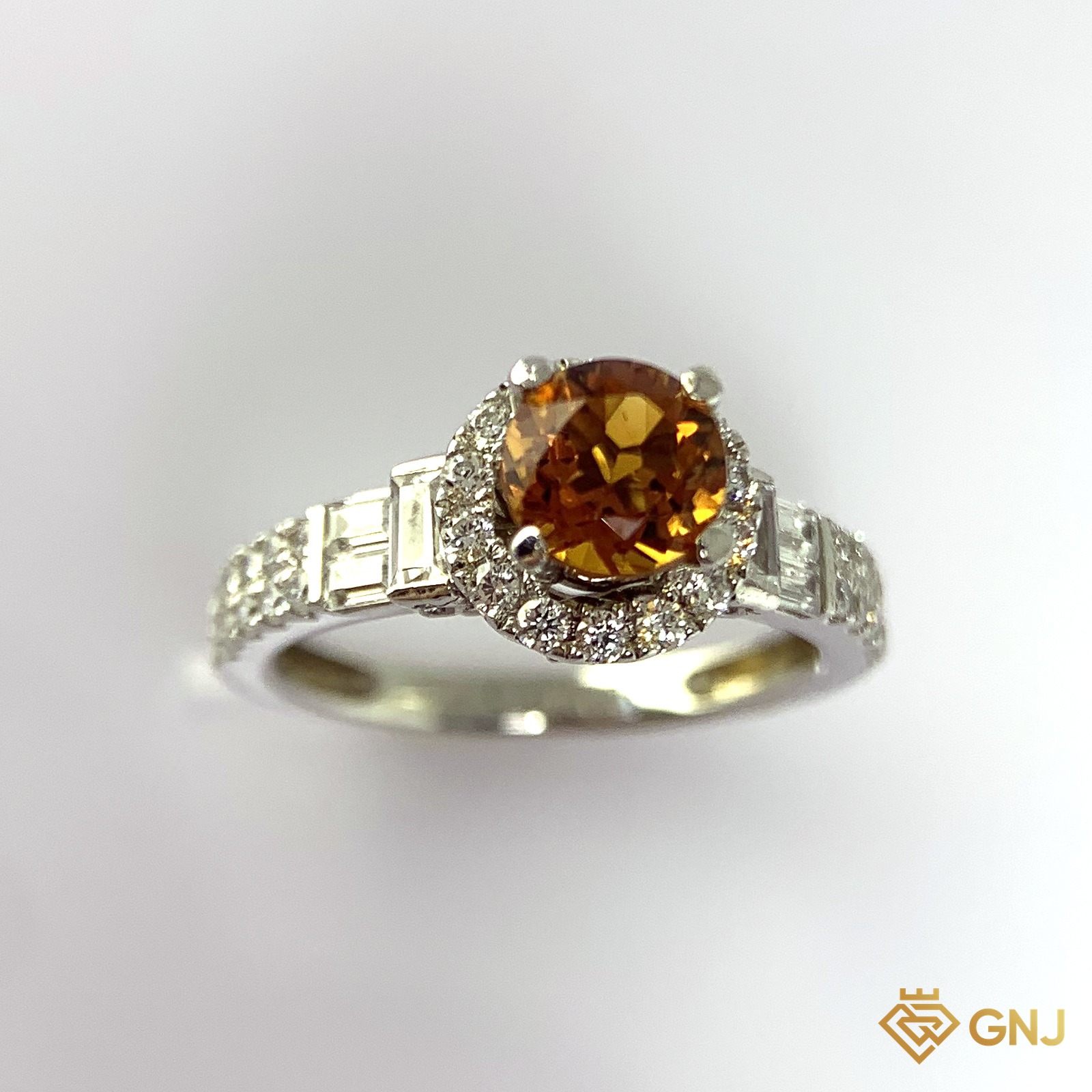 Nhẫn Bạc Xi Vàng Trắng Đính Đá Citrine Tự Nhiên — cận cảnh viên đá chủ