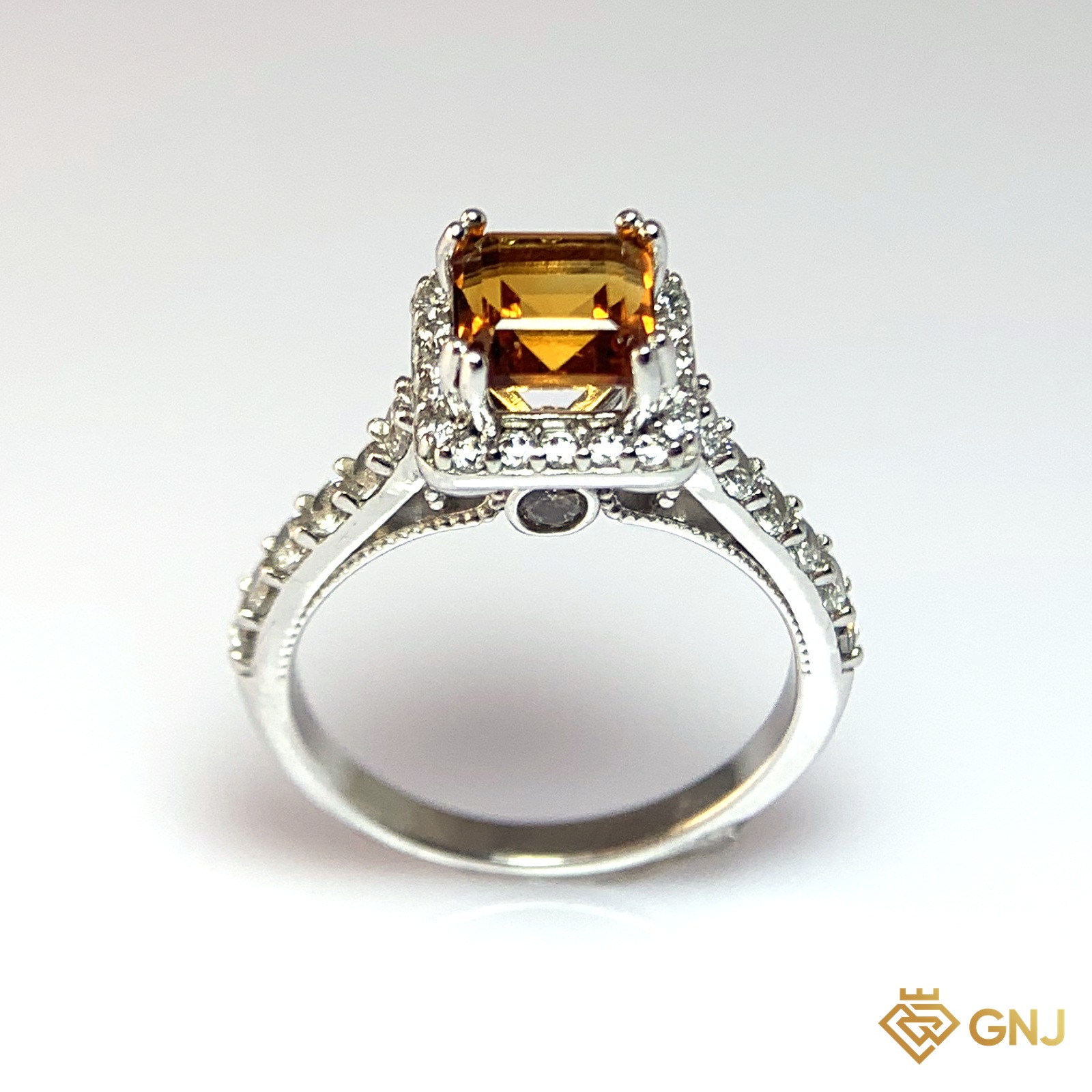 Nhẫn Bạc Xi Vàng Trắng Đính Đá Citrine Tự Nhiên — góc nghiêng thấy rõ ổ đá và thân nhẫn