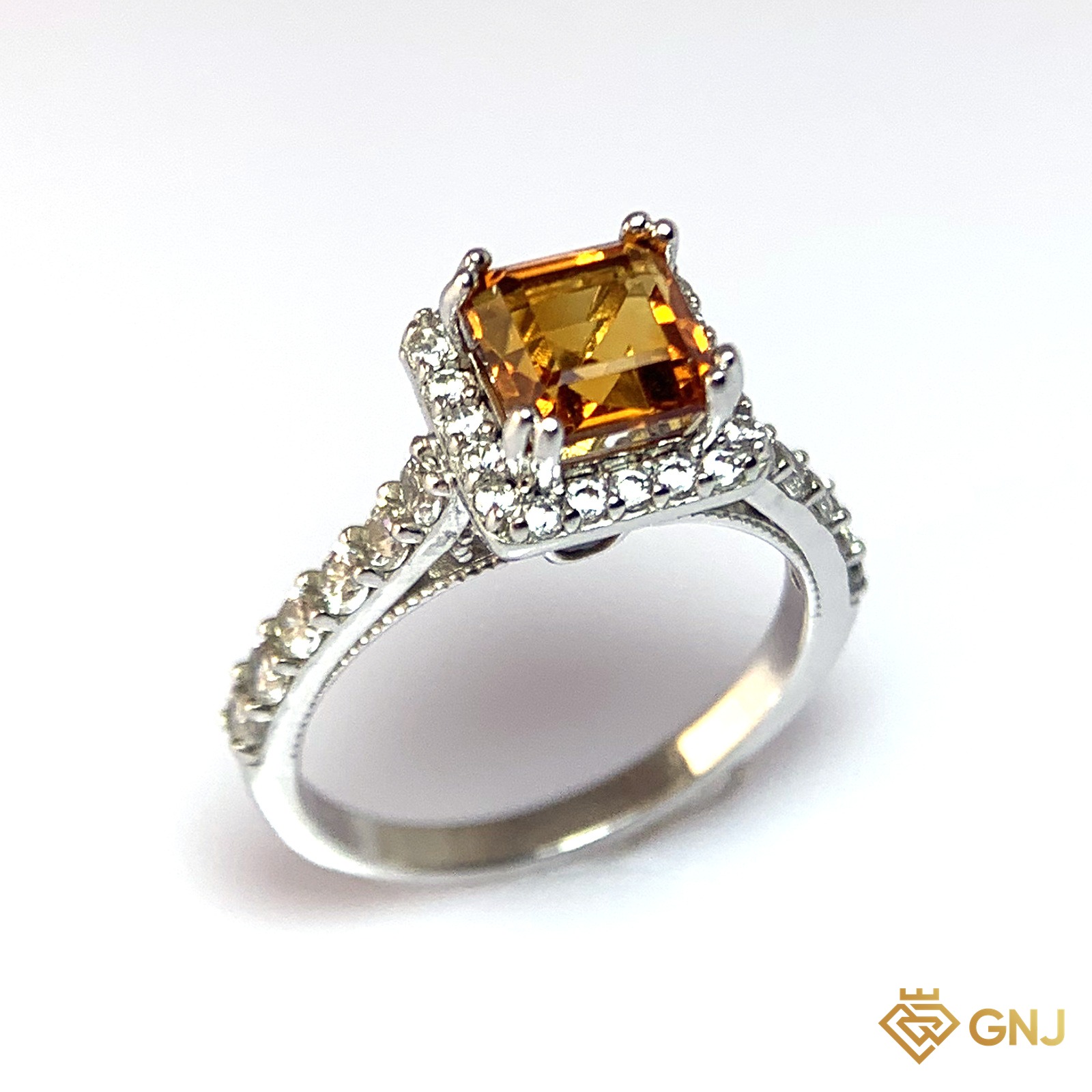 Nhẫn Bạc Xi Vàng Trắng Đính Đá Citrine Tự Nhiên — góc nghiêng thứ hai thấy chi tiết đai nhẫn