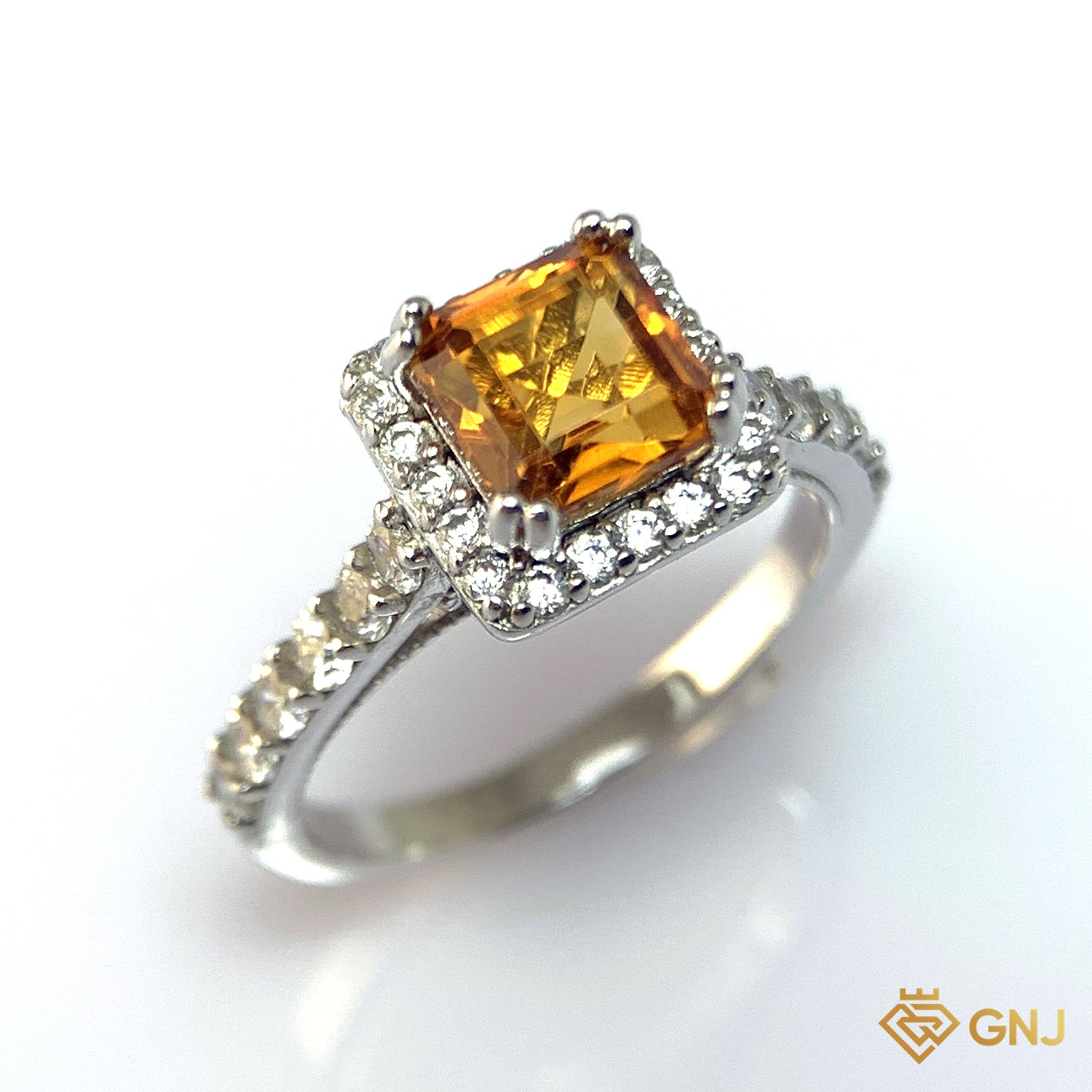 Nhẫn Bạc Xi Vàng Trắng Đính Đá Citrine Tự Nhiên — cận cảnh viên đá chủ