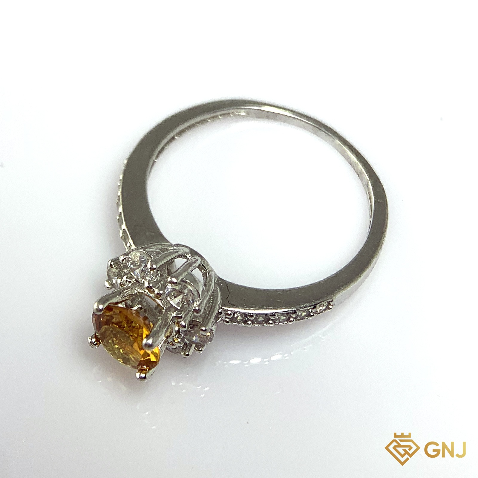 Nhẫn Bạc Xi Vàng Trắng Đính Đá Citrine Tự Nhiên — cận cảnh viên đá chủ