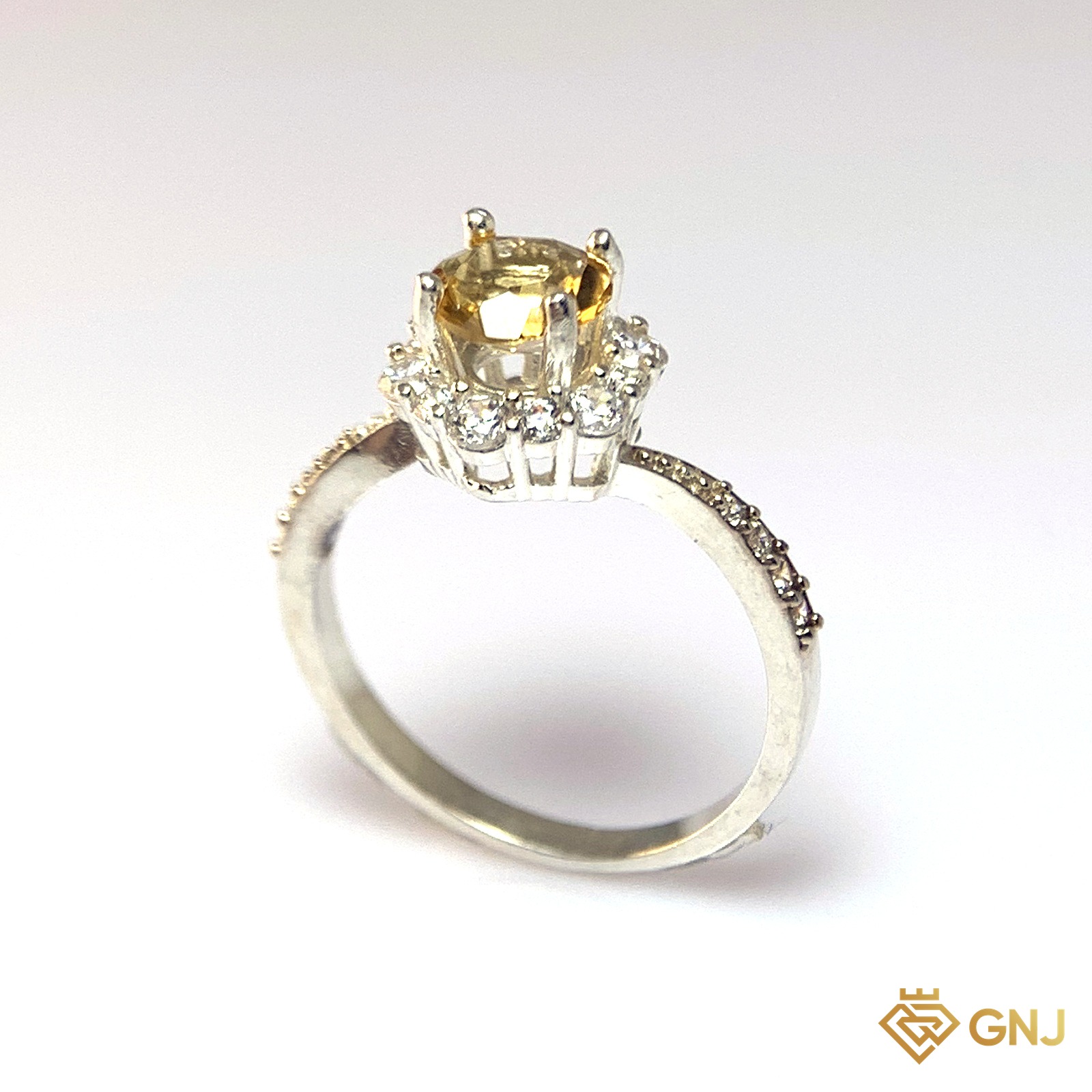 Nhẫn Bạc Xi Vàng Trắng Đính Đá Citrine Tự Nhiên — góc nghiêng thứ hai thấy chi tiết đai nhẫn