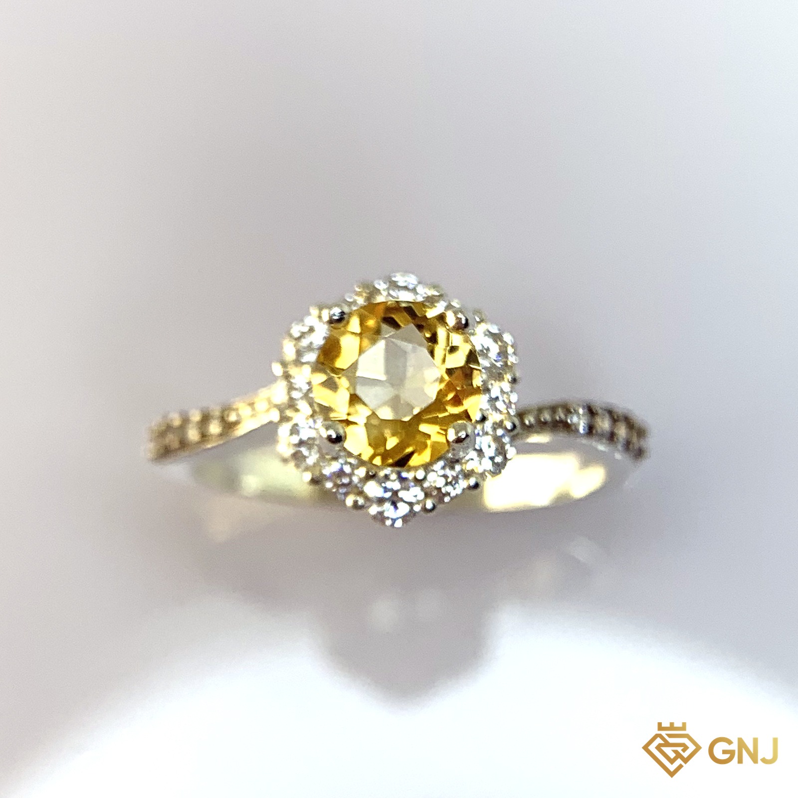 Nhẫn Bạc Xi Vàng Trắng Đính Đá Citrine Tự Nhiên — cận cảnh viên đá chủ