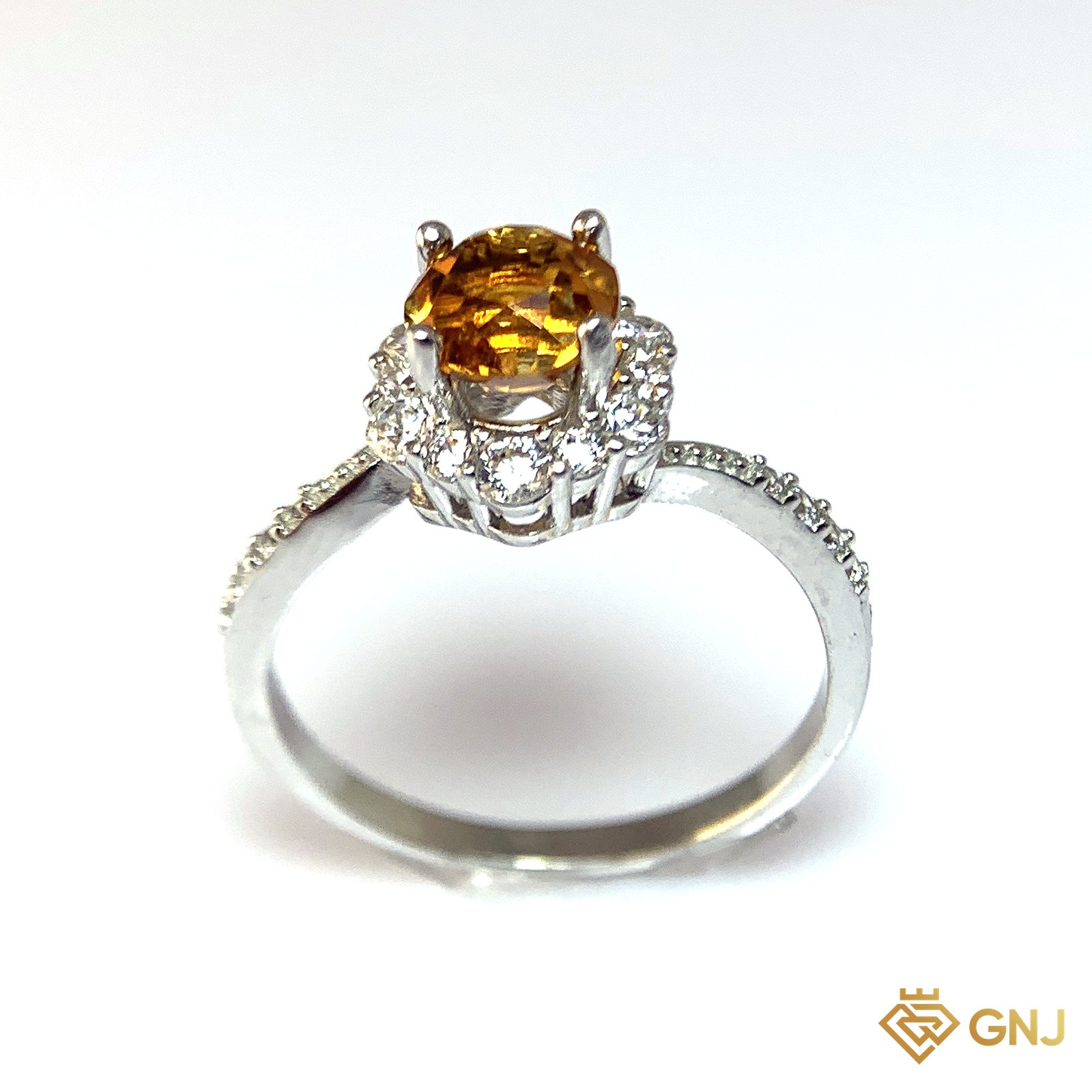 Nhẫn Bạc Xi Vàng Trắng Đính Đá Citrine Tự Nhiên — góc nghiêng thứ hai thấy chi tiết đai nhẫn