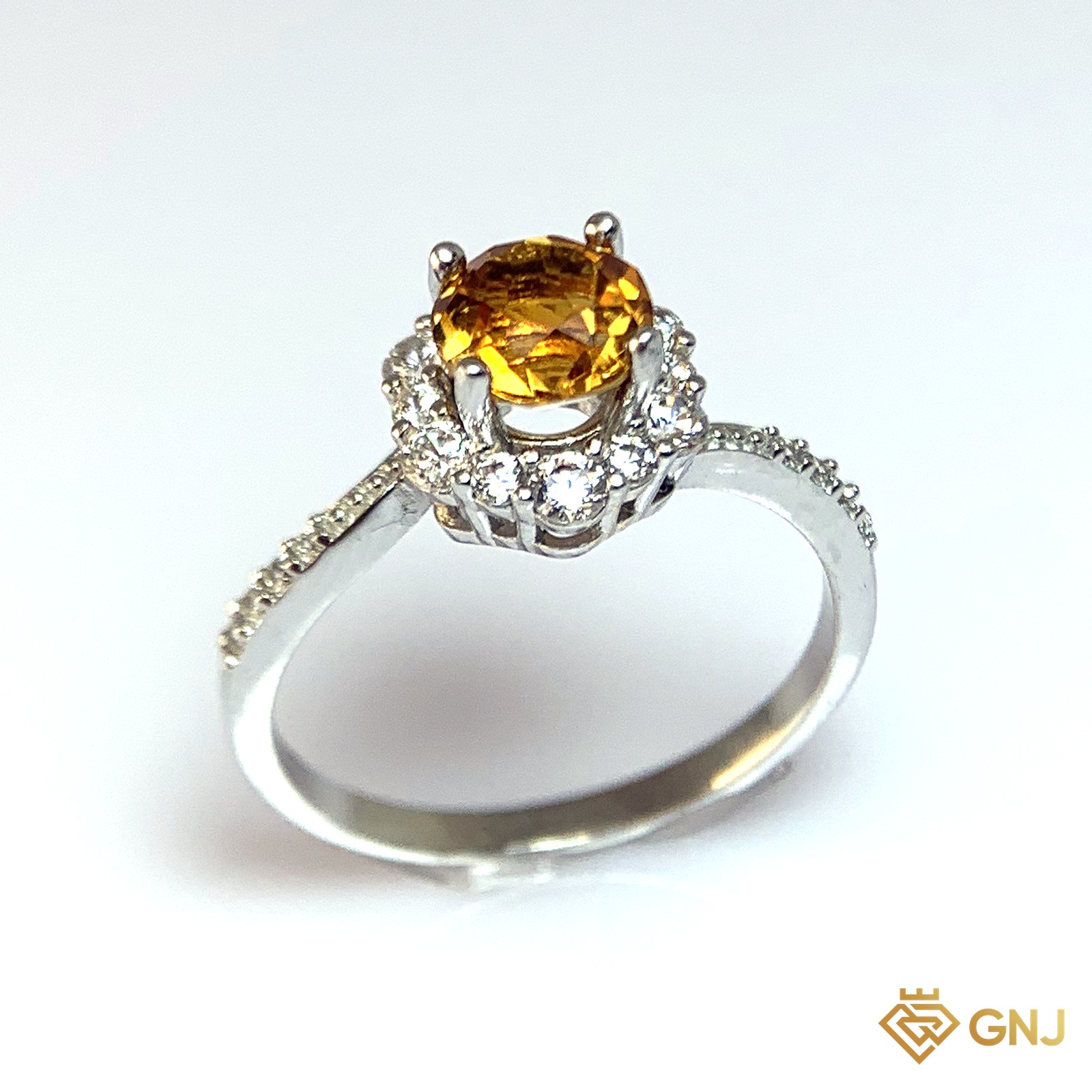 Nhẫn Bạc Xi Vàng Trắng Đính Đá Citrine Tự Nhiên — cận cảnh viên đá chủ