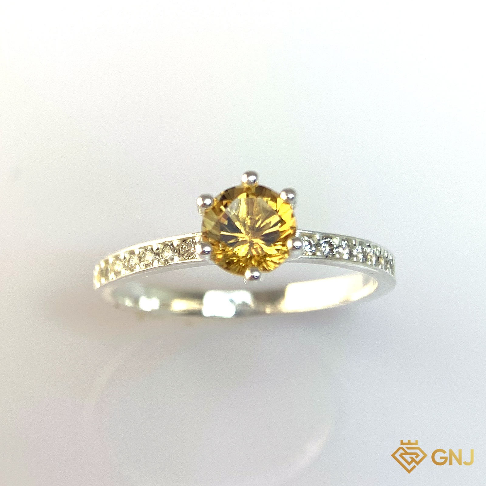 Nhẫn Bạc Xi Vàng Trắng Đính Đá Citrine Tự Nhiên — góc nghiêng thấy rõ ổ đá và thân nhẫn