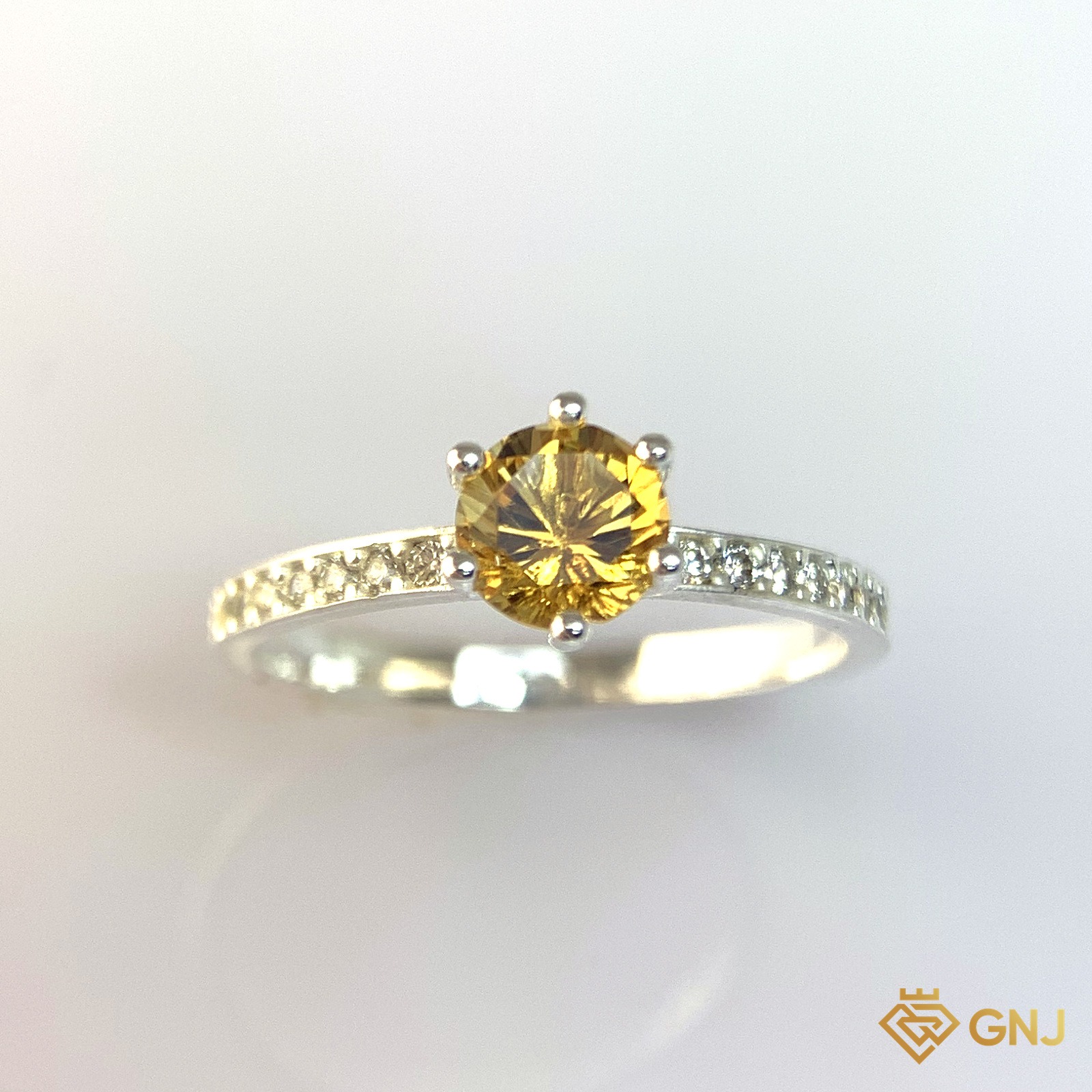 Nhẫn Bạc Xi Vàng Trắng Đính Đá Citrine Tự Nhiên — góc nghiêng thứ hai thấy chi tiết đai nhẫn