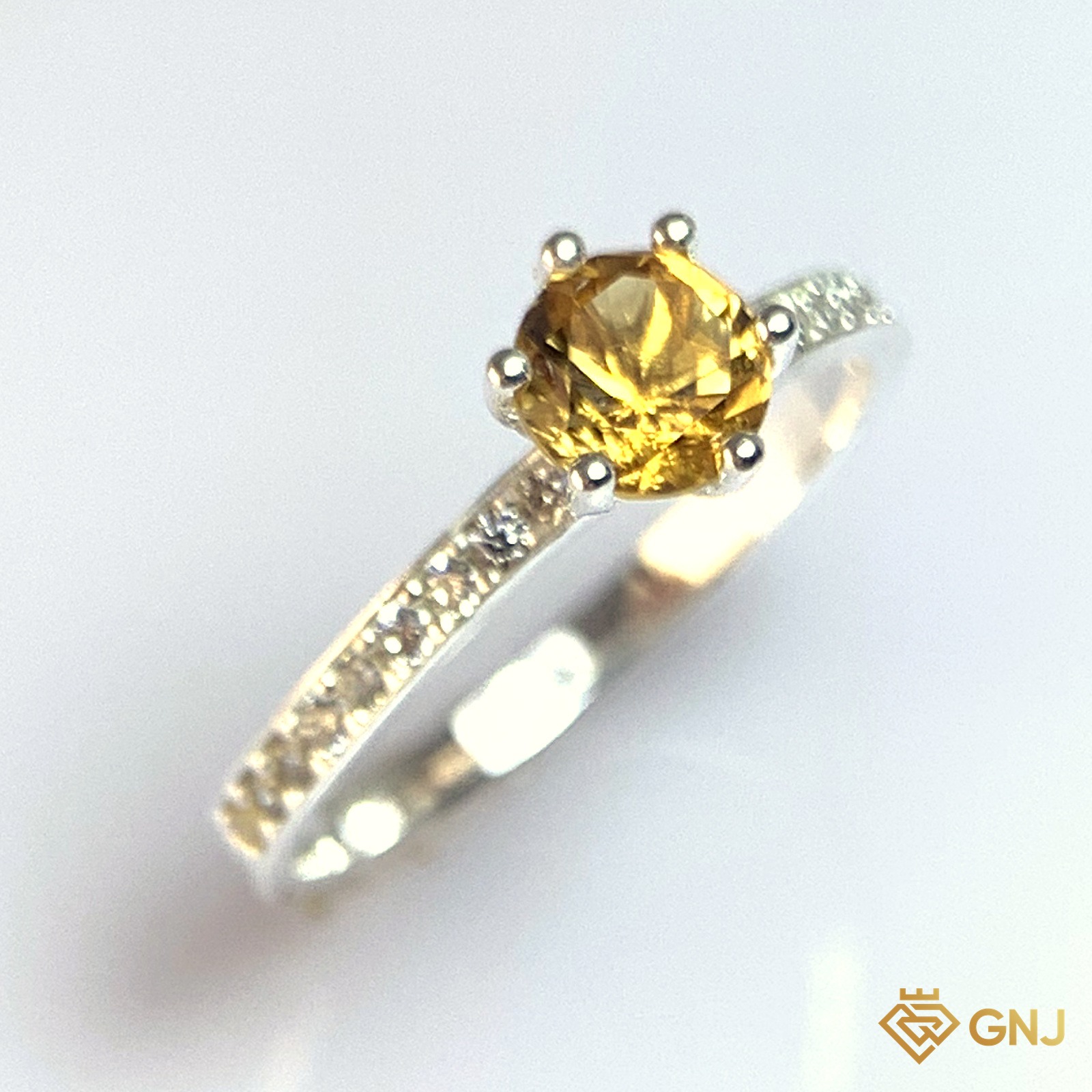 Nhẫn Bạc Xi Vàng Trắng Đính Đá Citrine Tự Nhiên — cận cảnh viên đá chủ