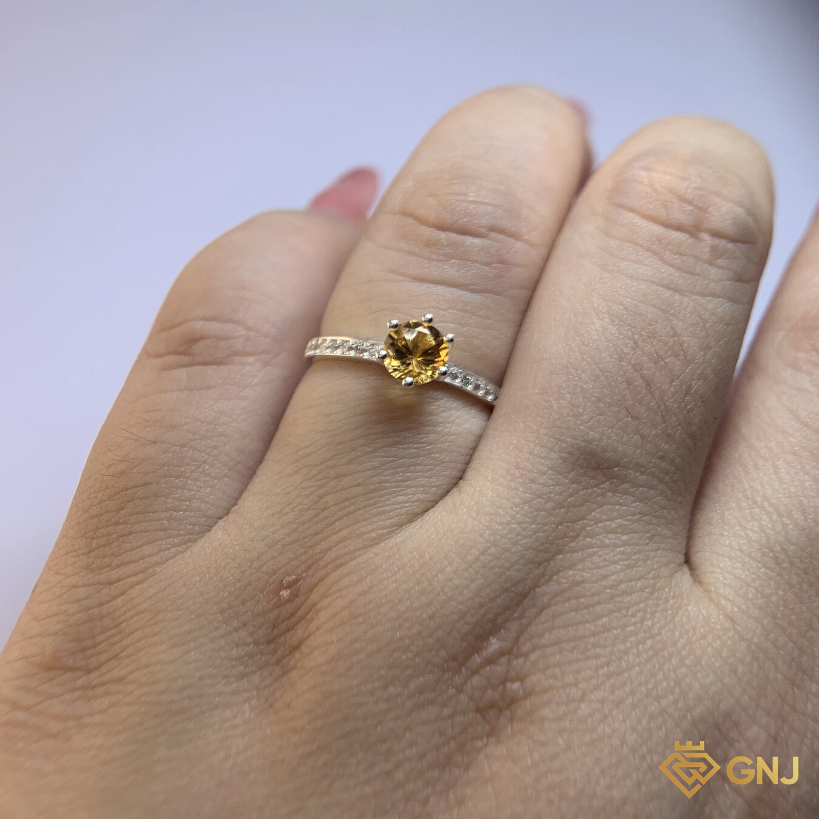 Nhẫn Bạc Xi Vàng Trắng Đính Đá Citrine Tự Nhiên — đeo trên tay để so kích thước thật