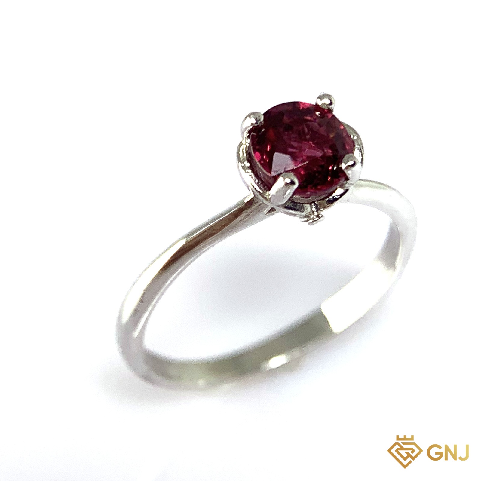 Nhẫn Bạc Xi Vàng Trắng Đính Đá Garnet Tự Nhiên — ảnh chính diện trên nền trắng