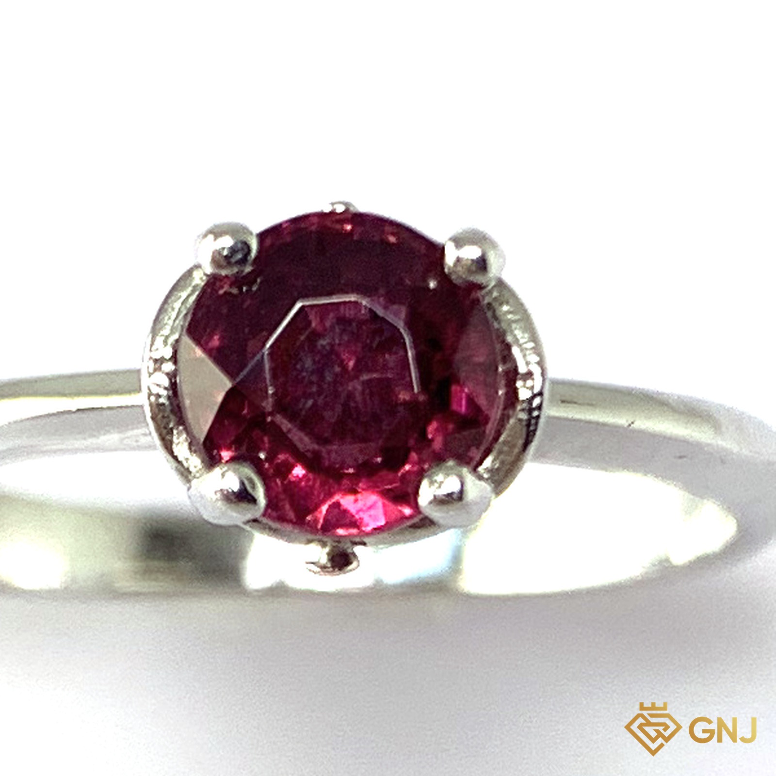 Nhẫn Bạc Xi Vàng Trắng Đính Đá Garnet Tự Nhiên — góc nghiêng thứ hai thấy chi tiết đai nhẫn