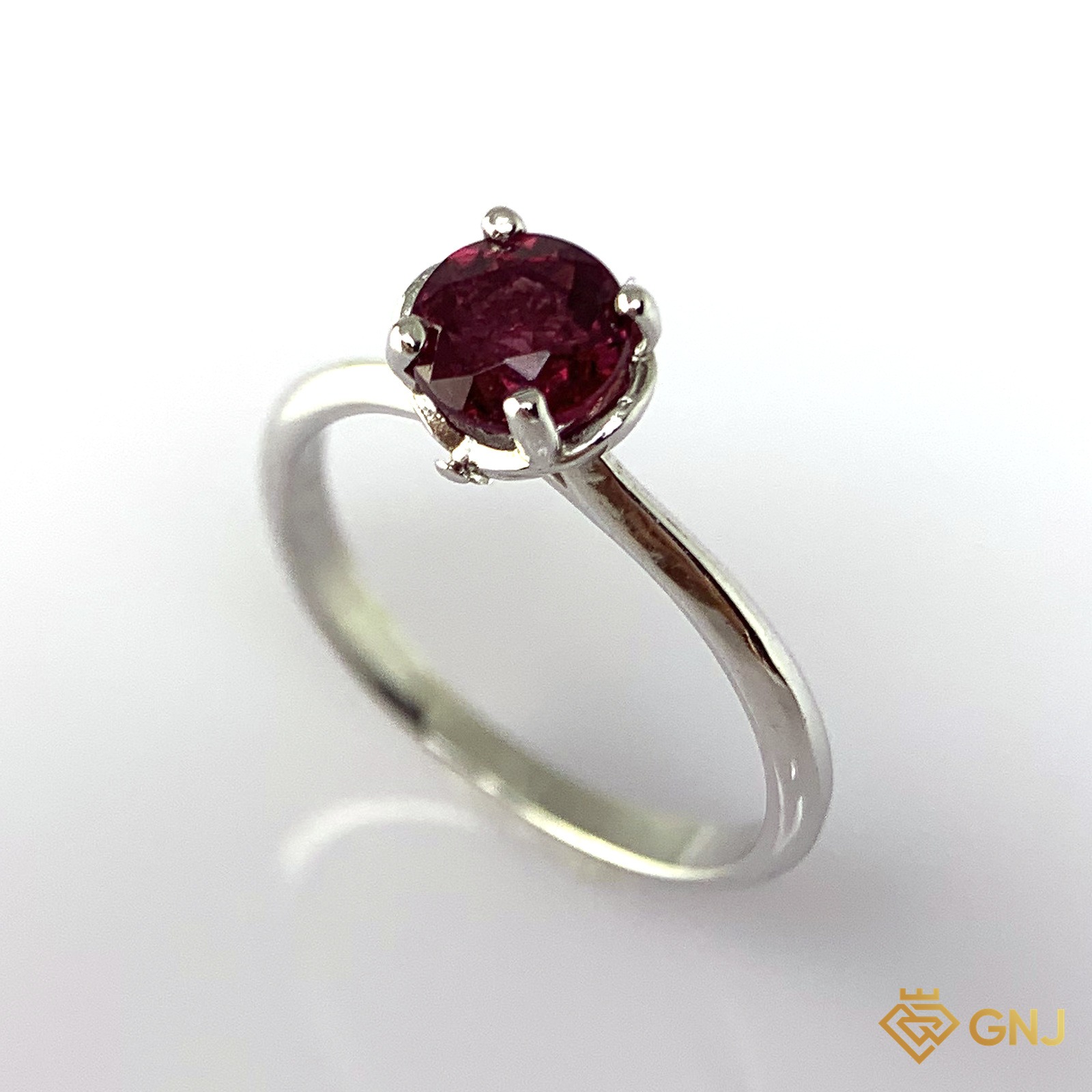 Nhẫn Bạc Xi Vàng Trắng Đính Đá Garnet Tự Nhiên — cận cảnh viên đá chủ