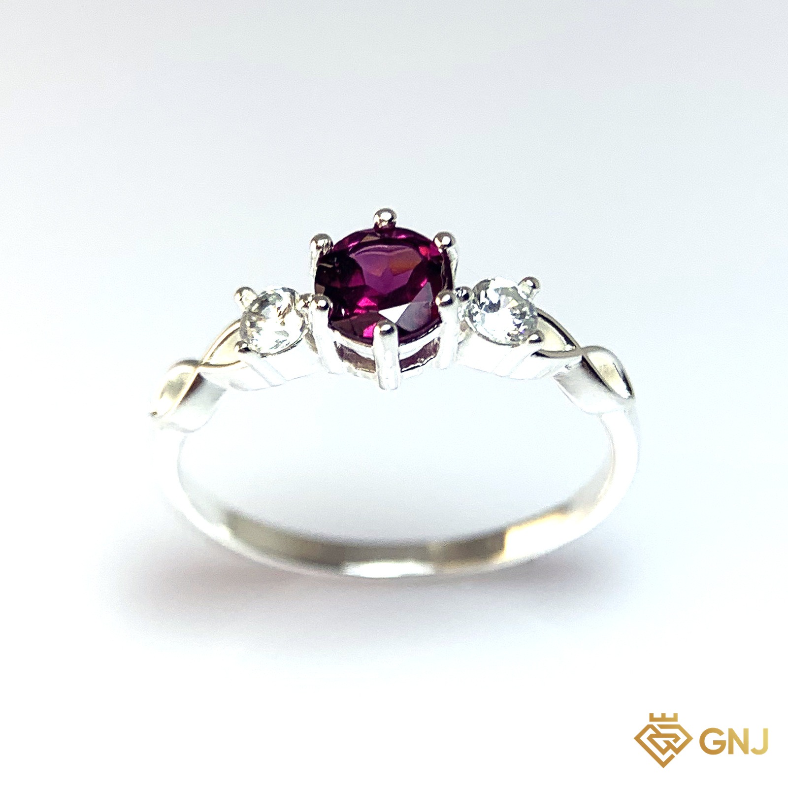 Nhẫn Bạc Xi Vàng Trắng Đính Đá Garnet Tự Nhiên — góc nghiêng thấy rõ ổ đá và thân nhẫn