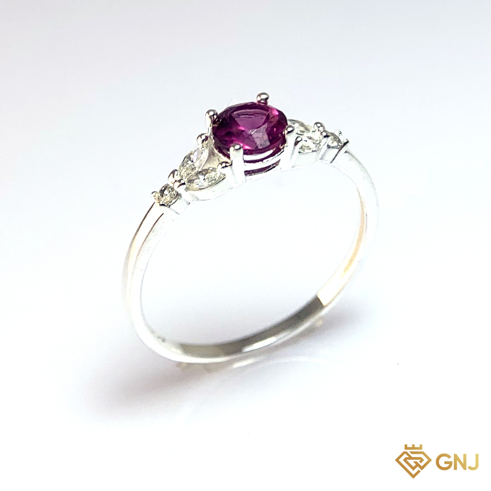 Nhẫn Bạc Xi Vàng Trắng Đính Đá Garnet Tự Nhiên — góc nghiêng thứ hai thấy chi tiết đai nhẫn