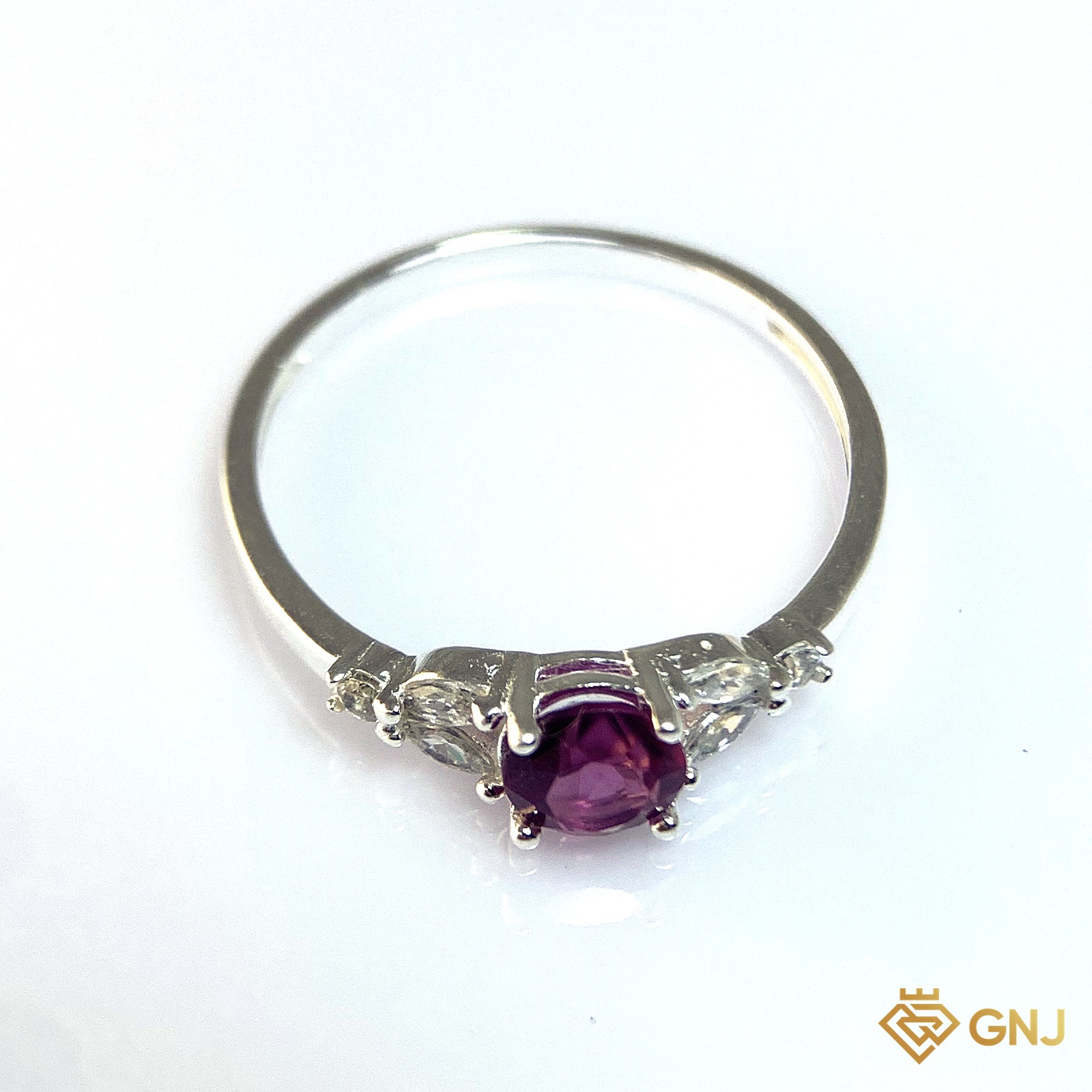 Nhẫn Bạc Xi Vàng Trắng Đính Đá Garnet Tự Nhiên — cận cảnh viên đá chủ