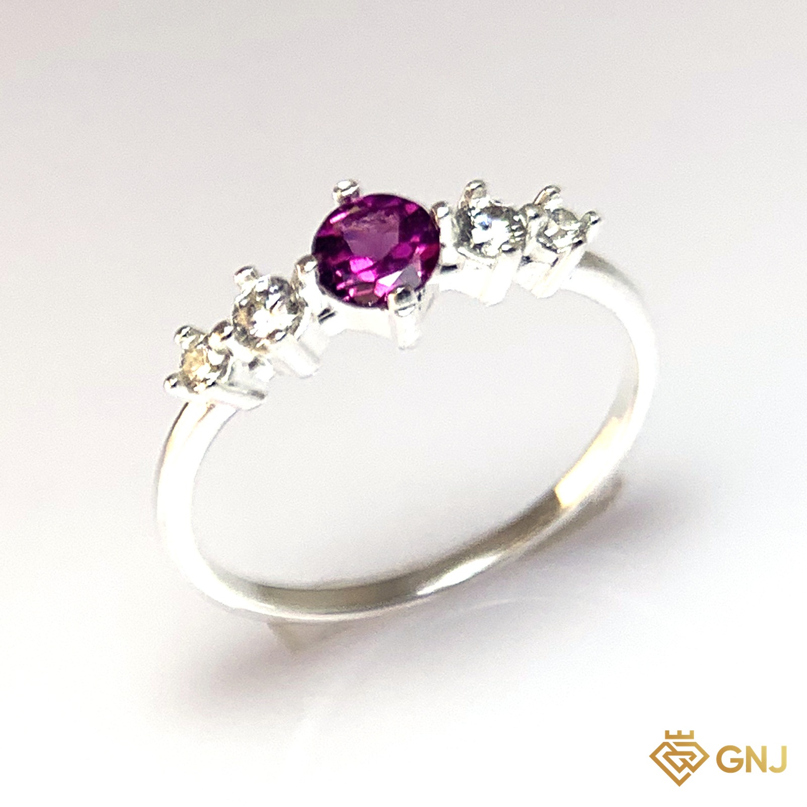 Nhẫn Bạc Xi Vàng Trắng Đính Đá Garnet Tự Nhiên — góc nghiêng thứ hai thấy chi tiết đai nhẫn