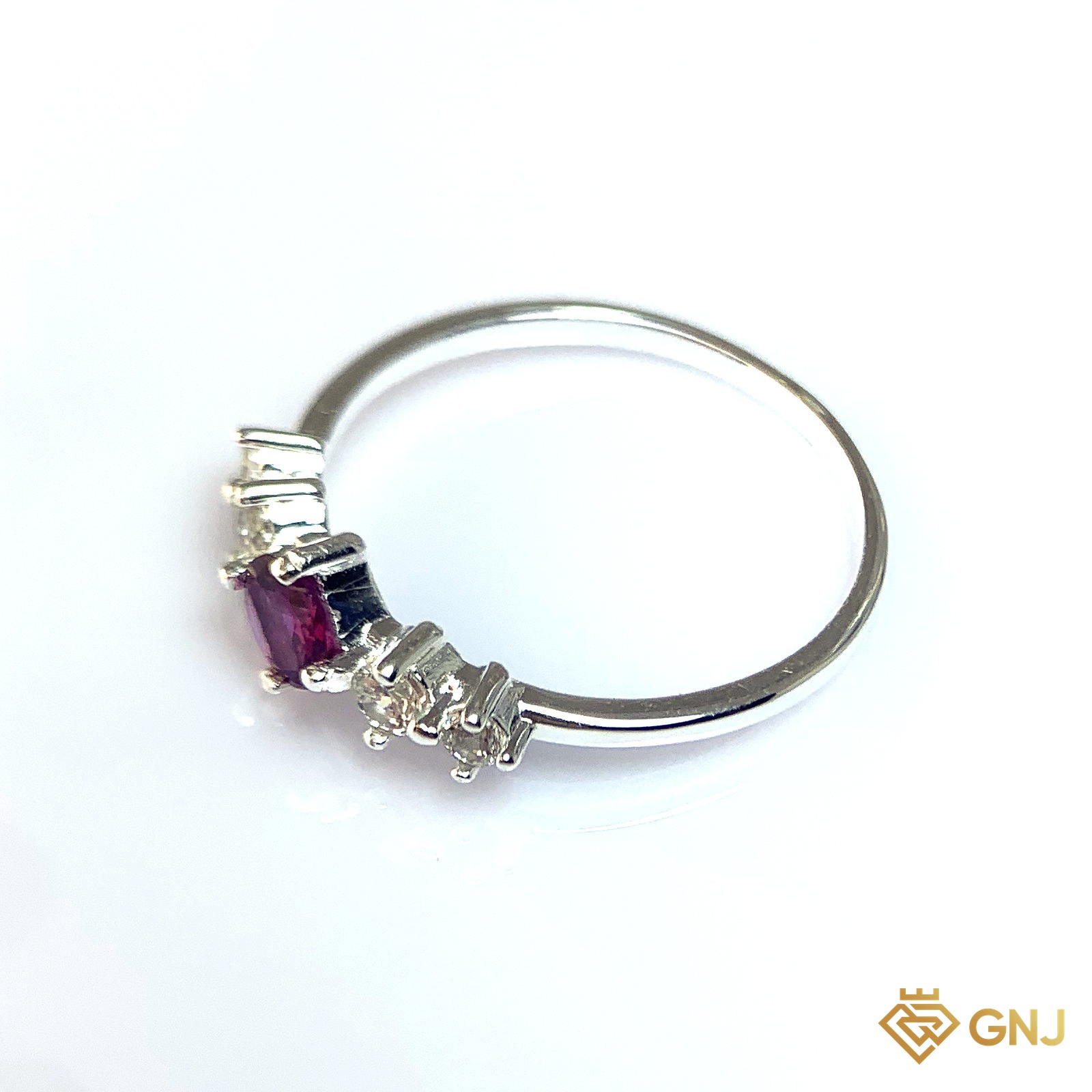 Nhẫn Bạc Xi Vàng Trắng Đính Đá Garnet Tự Nhiên — cận cảnh viên đá chủ