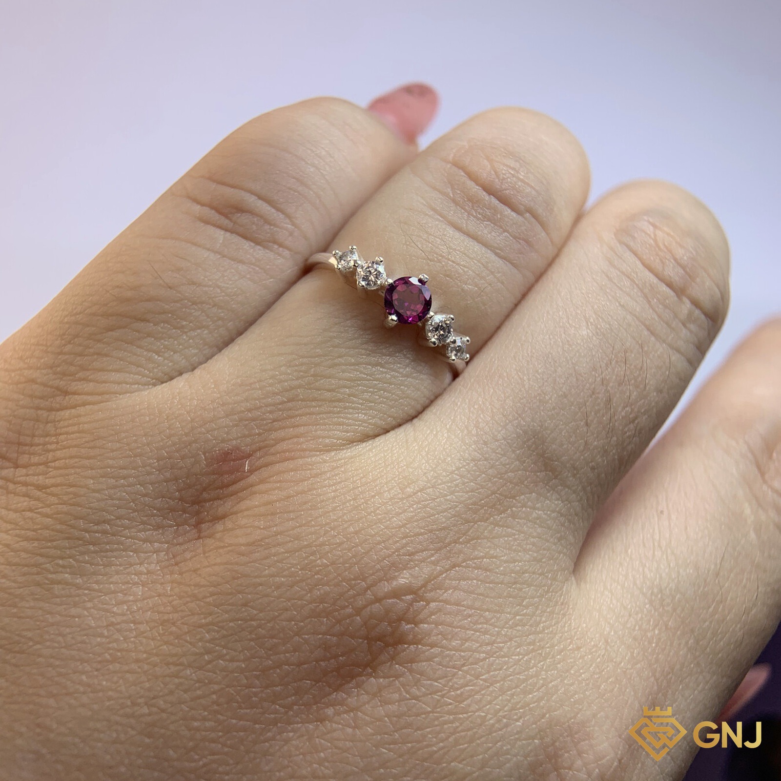 Nhẫn Bạc Xi Vàng Trắng Đính Đá Garnet Tự Nhiên — đeo trên tay để so kích thước thật