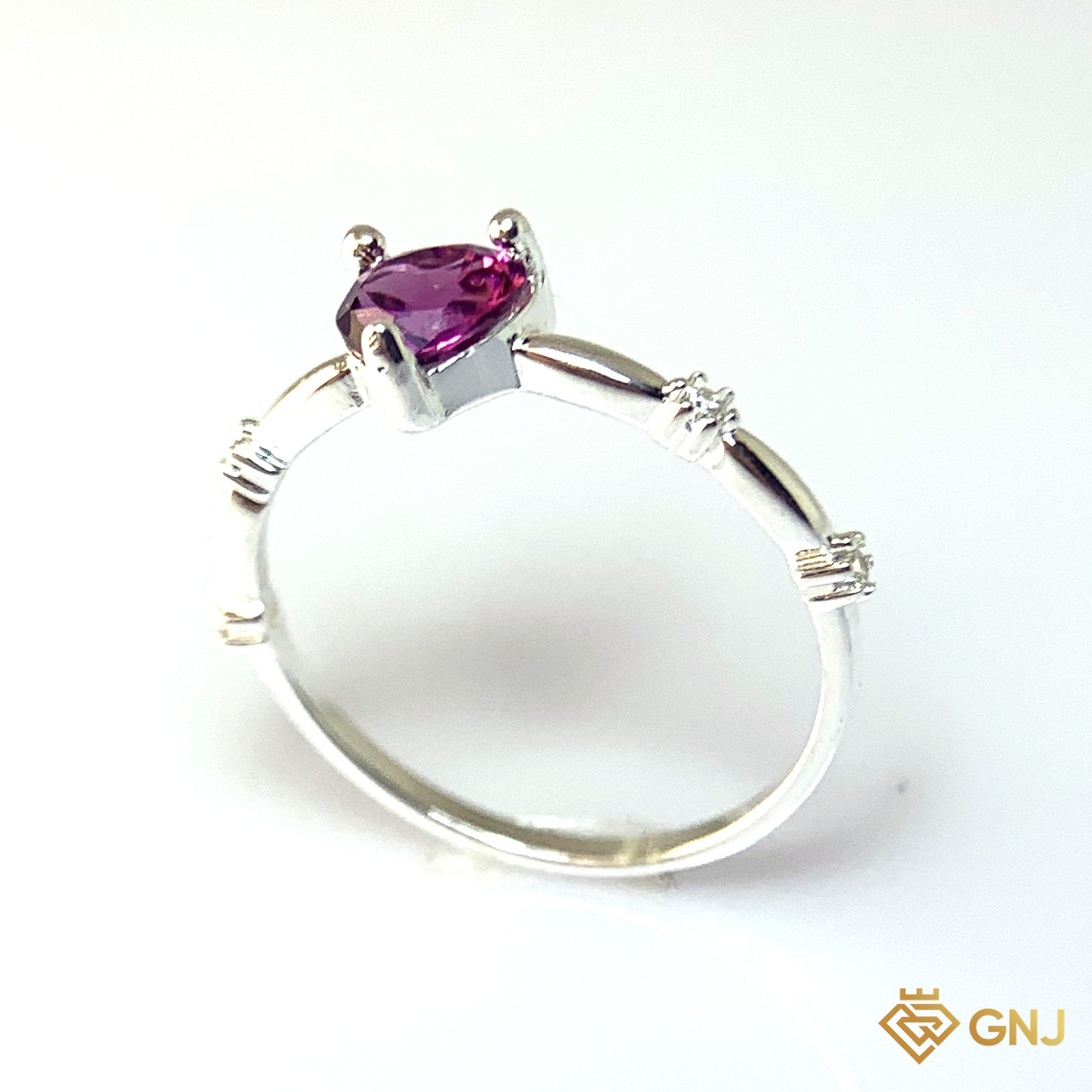 Nhẫn Bạc Xi Vàng Trắng Đính Đá Garnet Tự Nhiên — ảnh chính diện trên nền trắng