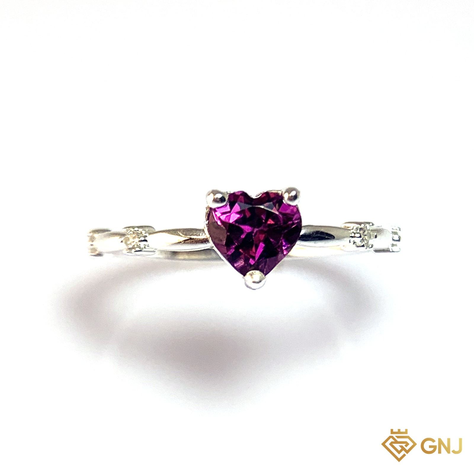Nhẫn Bạc Xi Vàng Trắng Đính Đá Garnet Tự Nhiên — góc nghiêng thấy rõ ổ đá và thân nhẫn